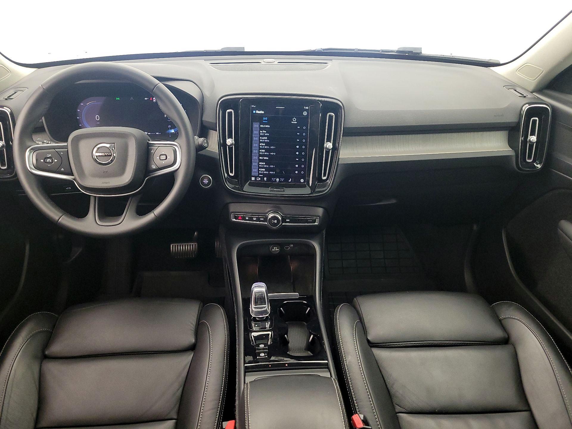 Thumbnail: 2023 Volvo XC40 - 9