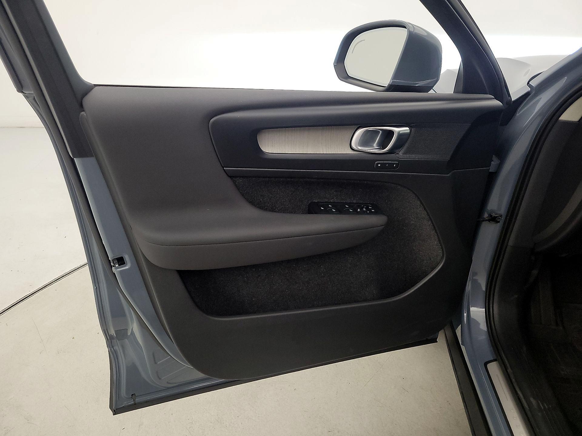 Thumbnail: 2023 Volvo XC40 - 12