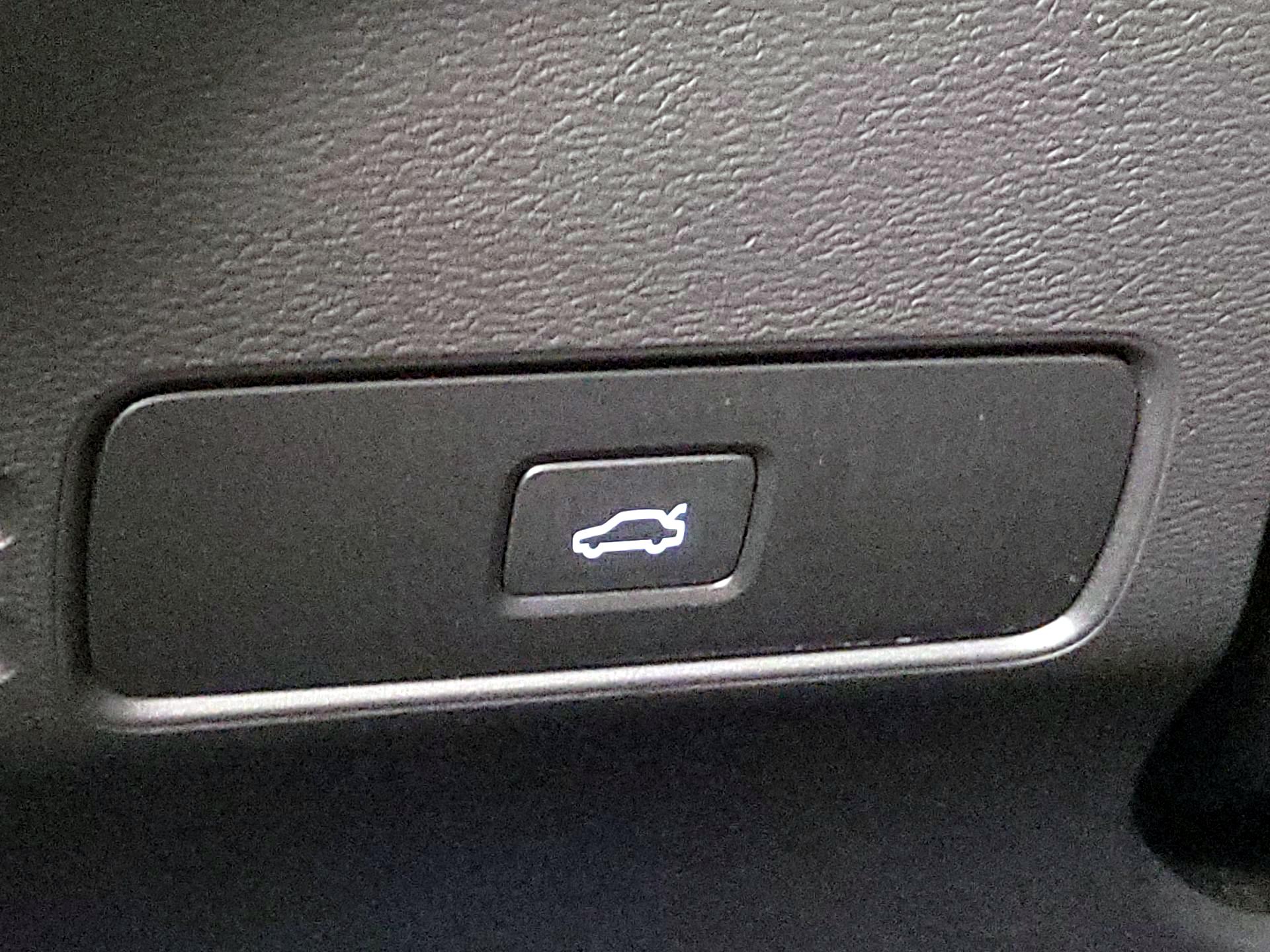 Thumbnail: 2023 Volvo XC40 - 13