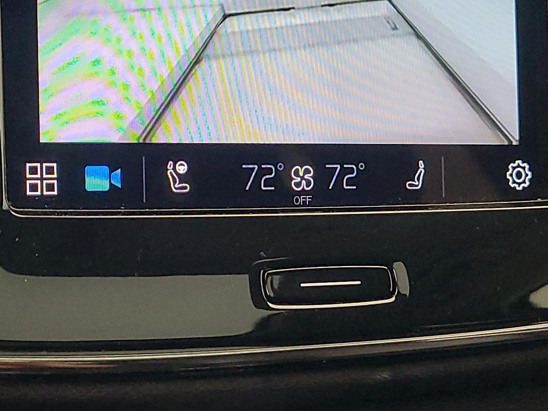 Thumbnail: 2023 Volvo XC40 - 16