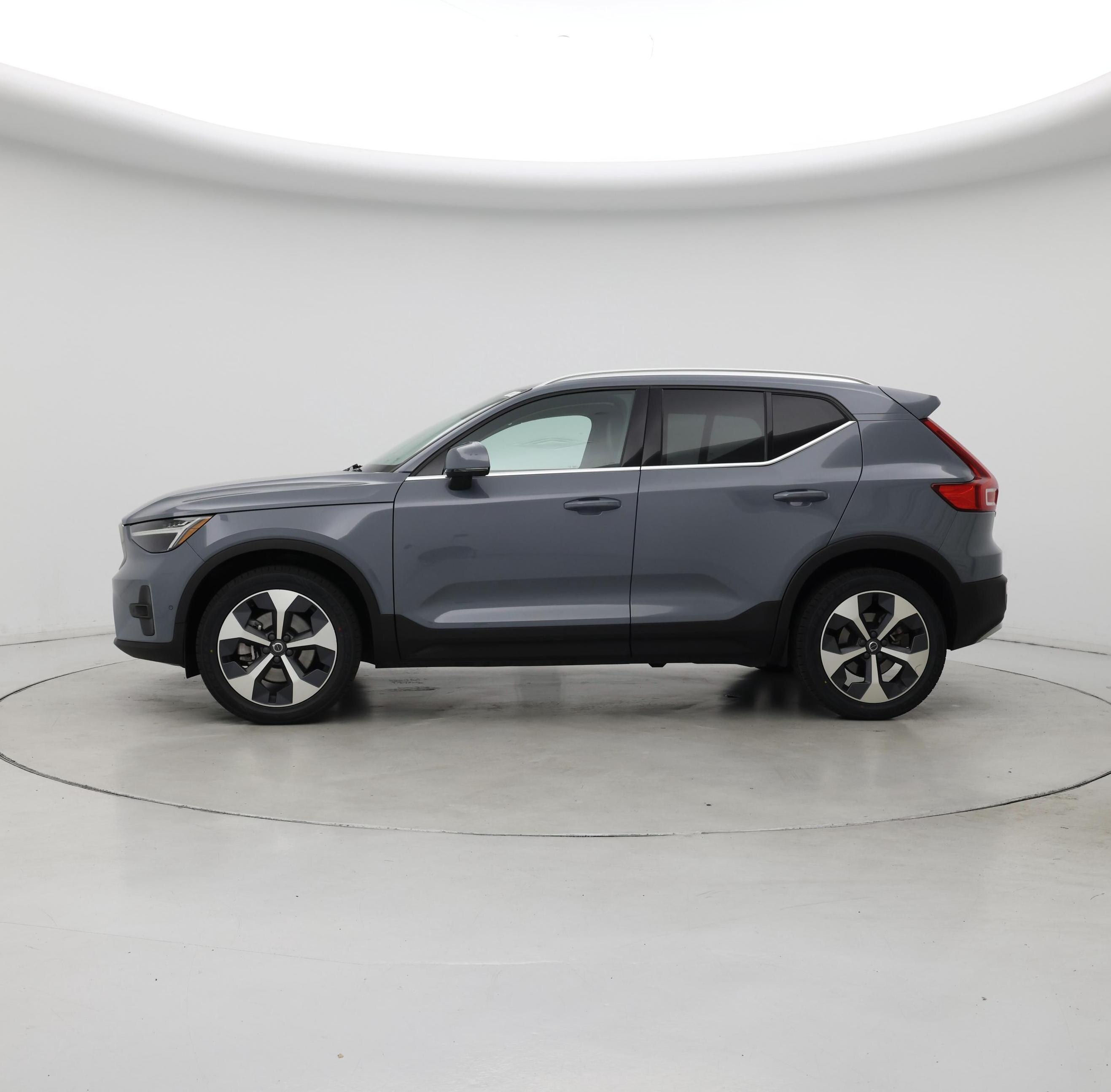 Thumbnail: 2023 Volvo XC40 - 3