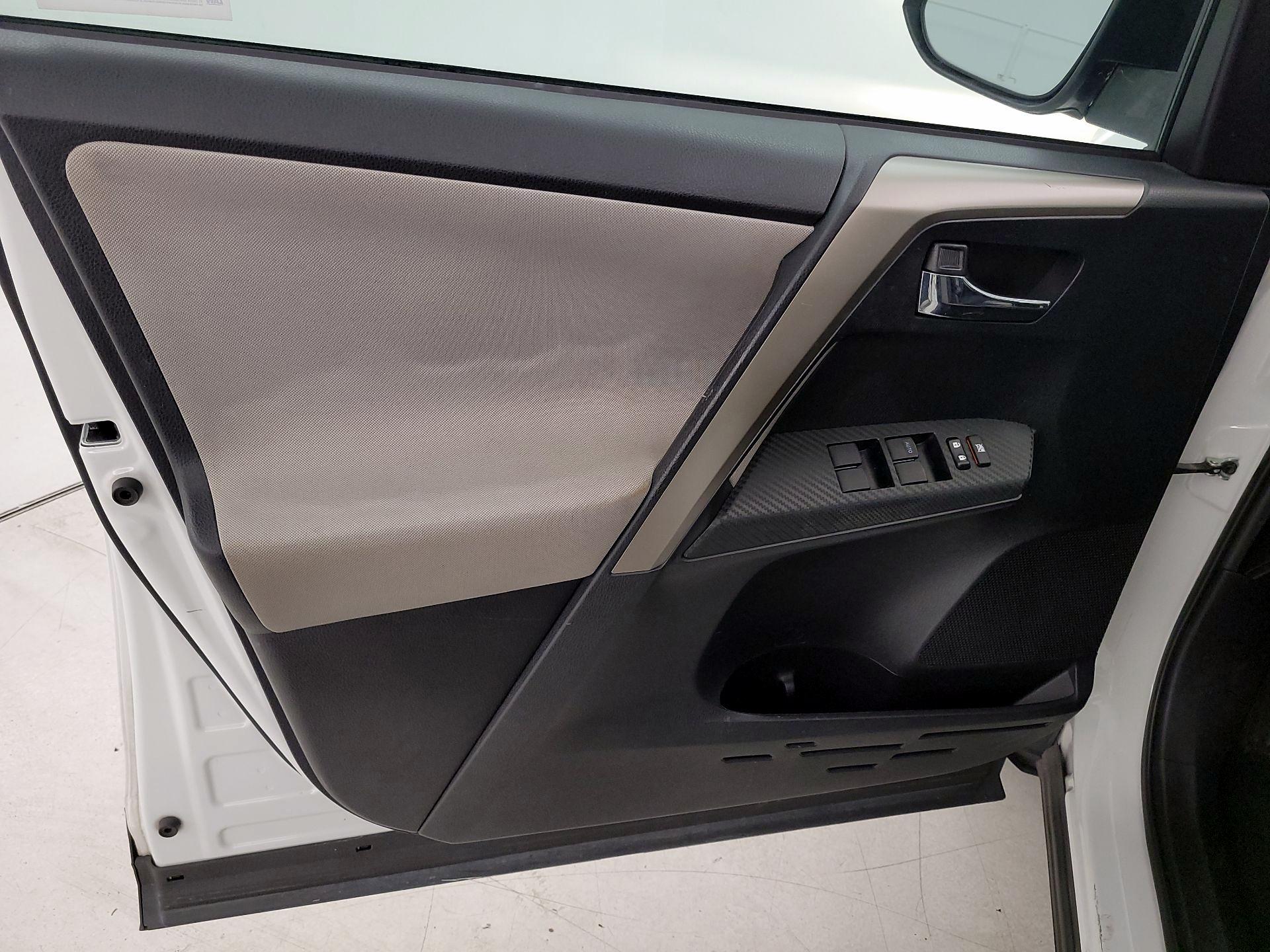 Thumbnail: 2015 Toyota RAV4 - 12