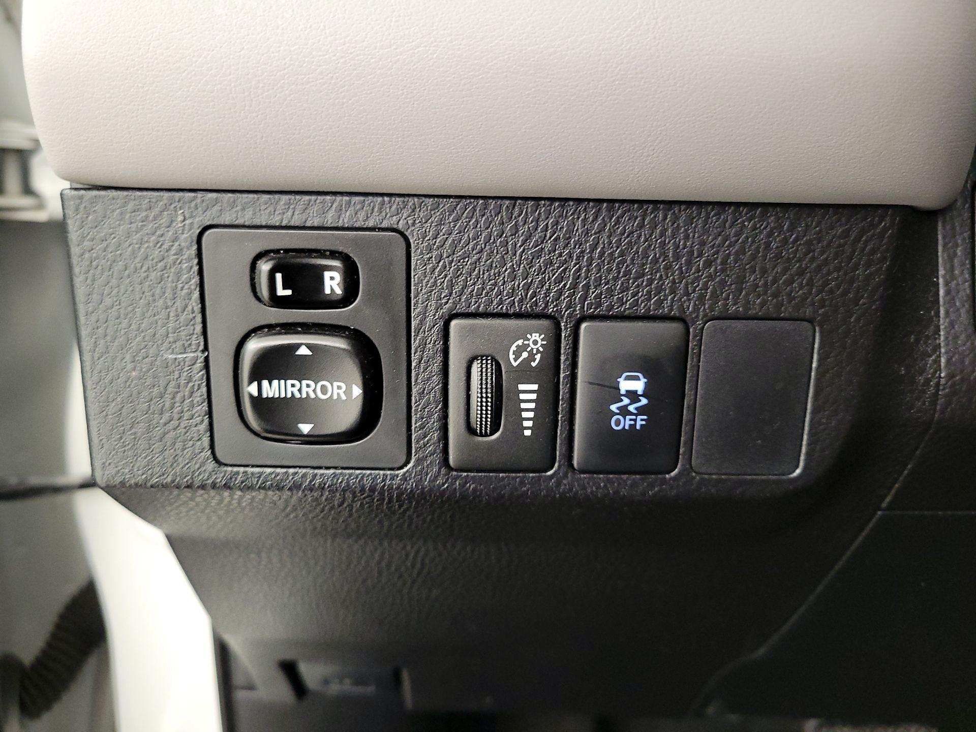 Thumbnail: 2015 Toyota RAV4 - 13