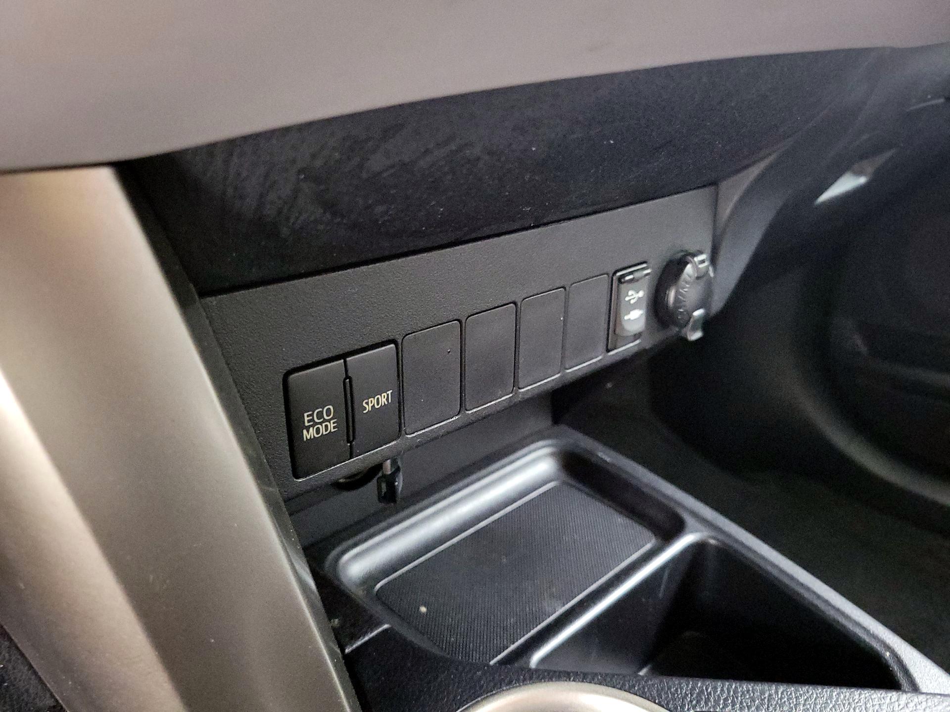 Thumbnail: 2015 Toyota RAV4 - 18