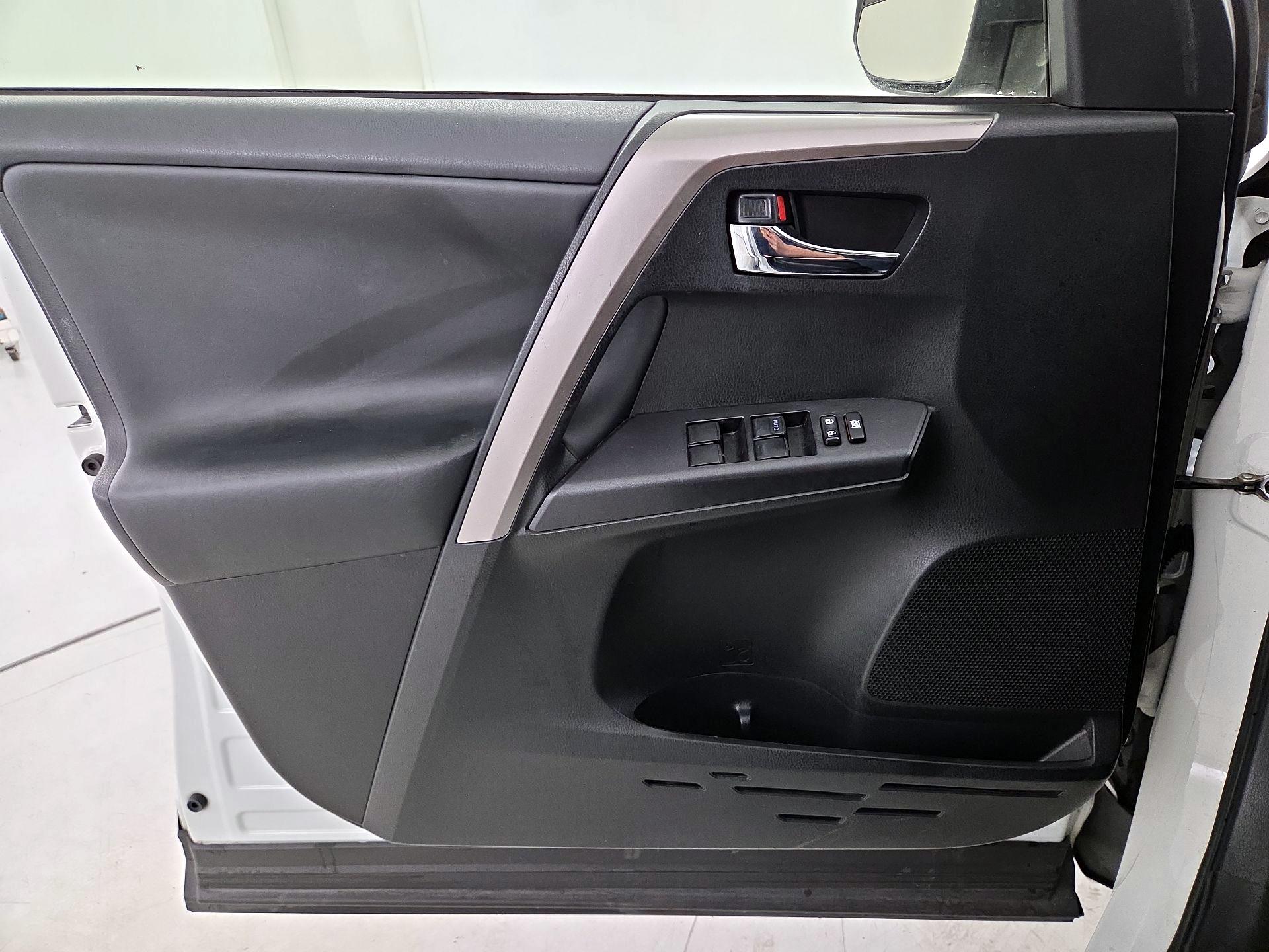 Thumbnail: 2018 Toyota RAV4 - 12