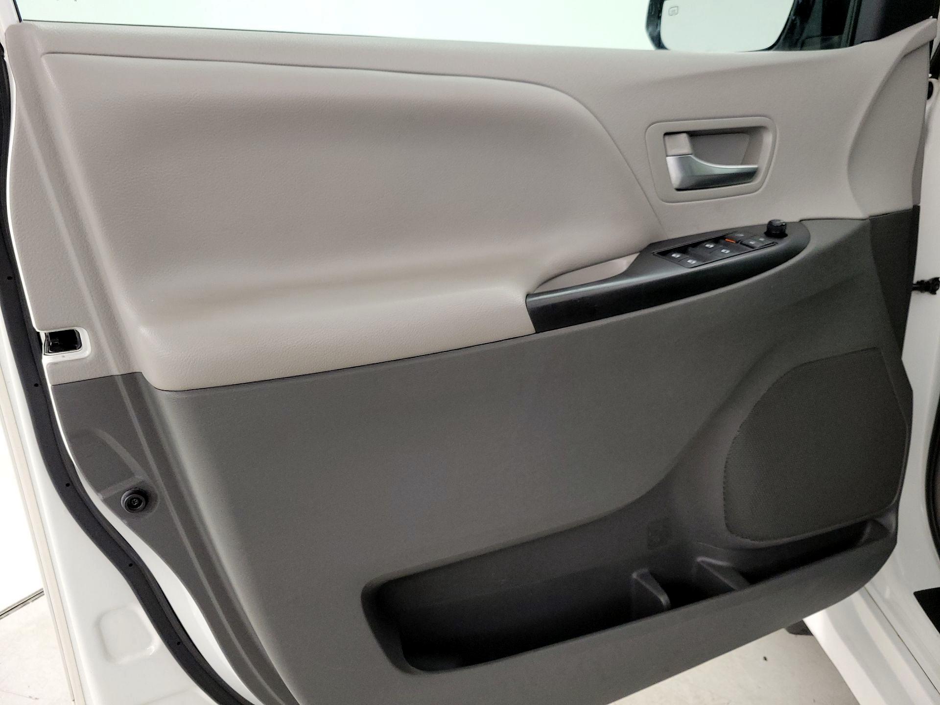 Thumbnail: 2020 Toyota Sienna - 12