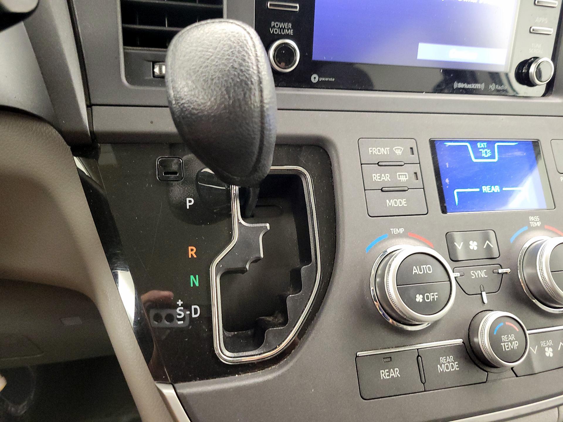 Thumbnail: 2020 Toyota Sienna - 17