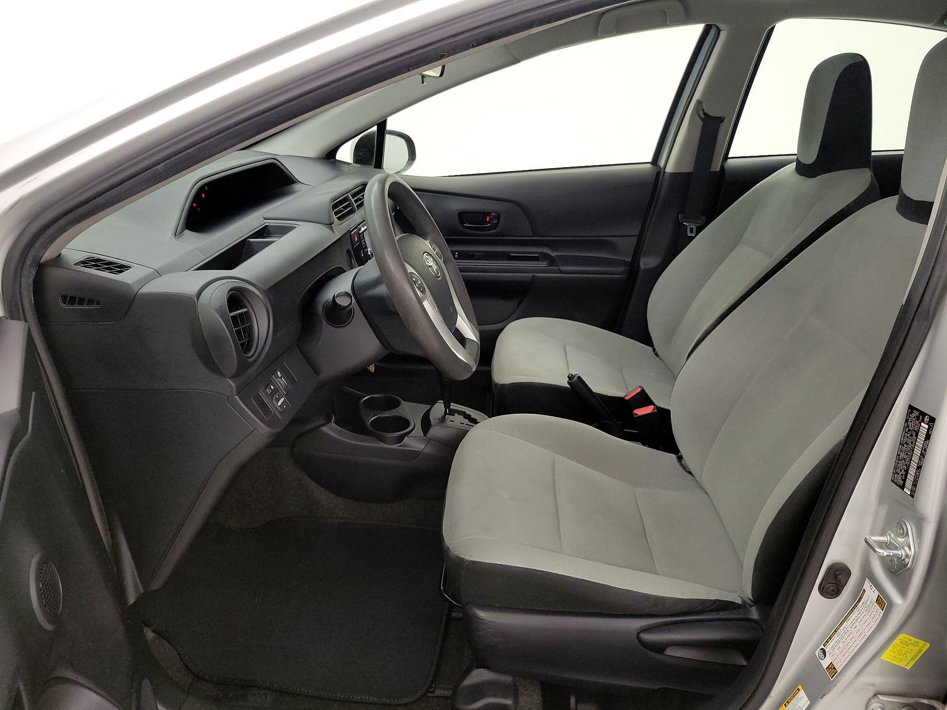 Thumbnail: 2015 Toyota Prius c - 11