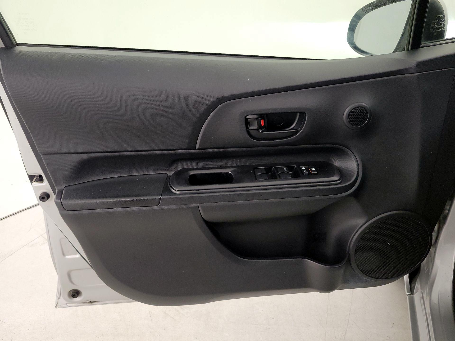 Thumbnail: 2015 Toyota Prius c - 12