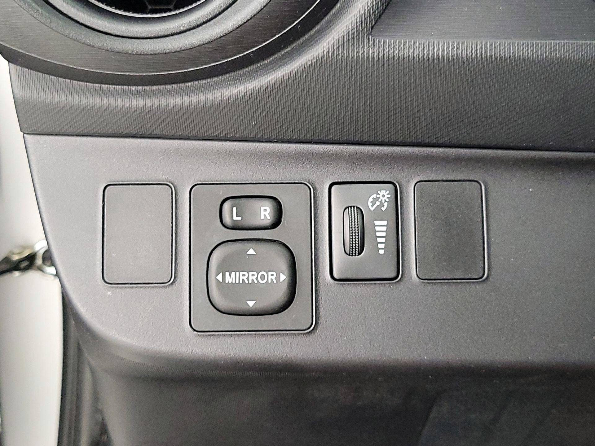 Thumbnail: 2015 Toyota Prius c - 13