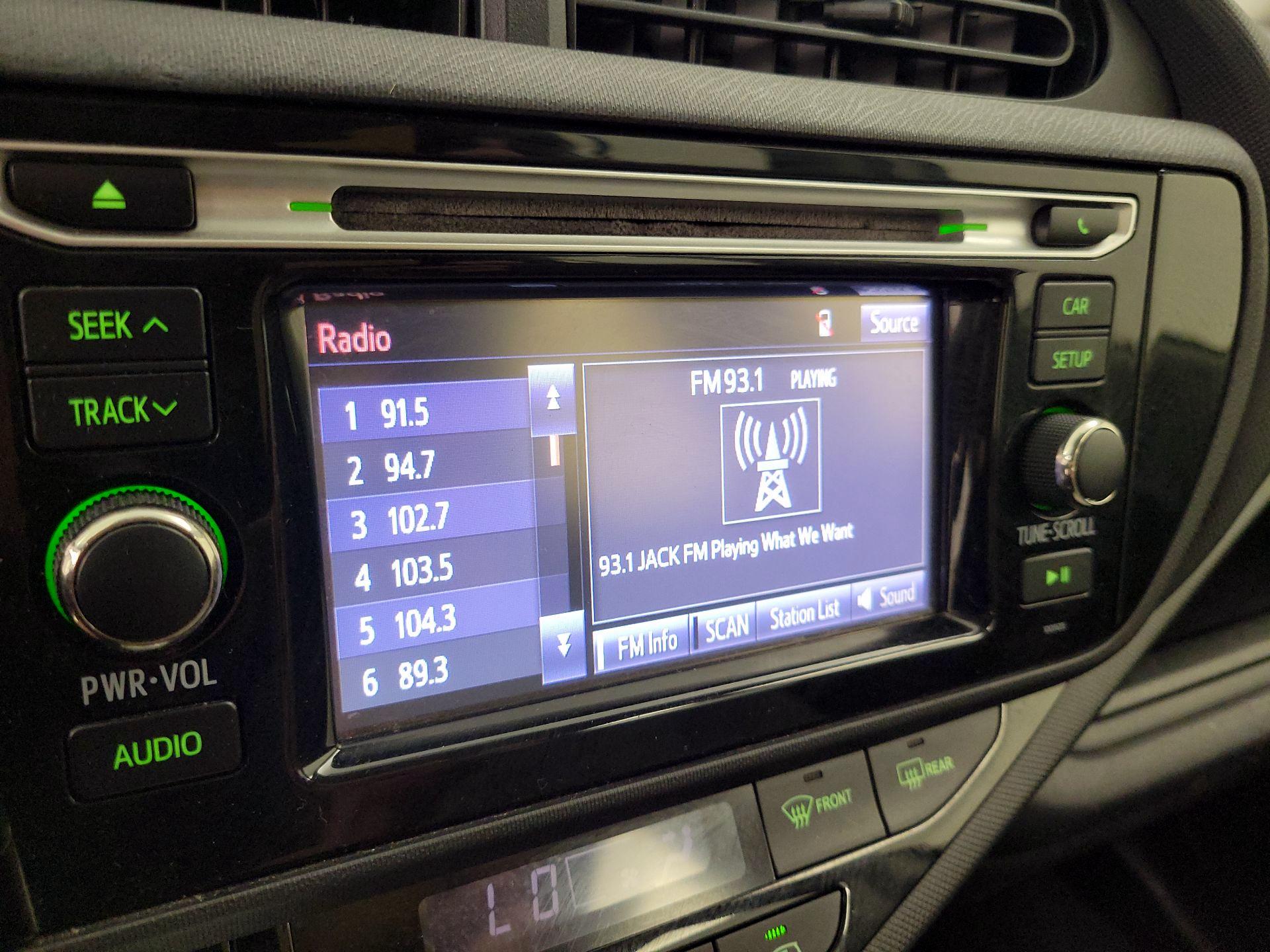 Thumbnail: 2015 Toyota Prius c - 14