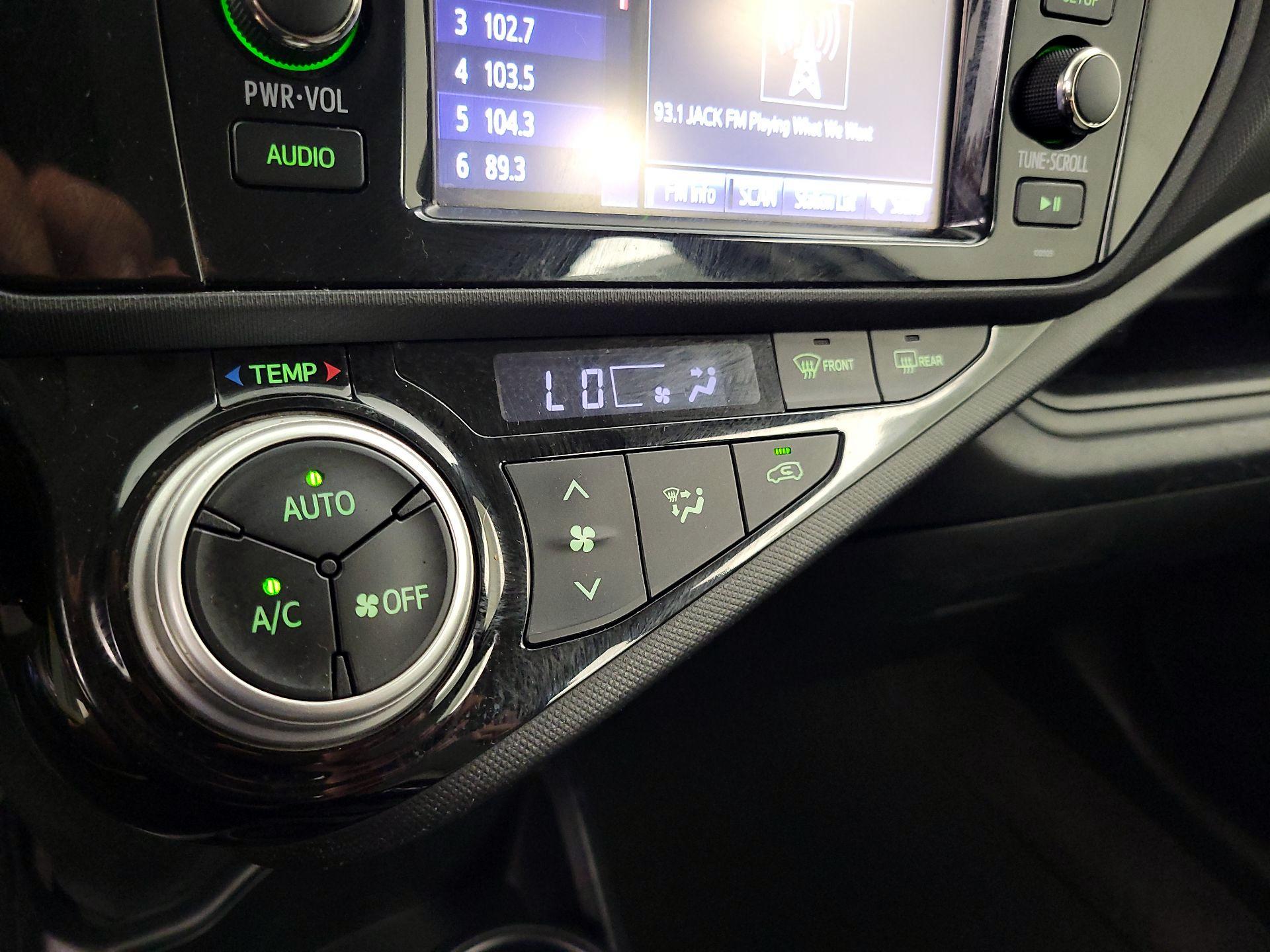 Thumbnail: 2015 Toyota Prius c - 15