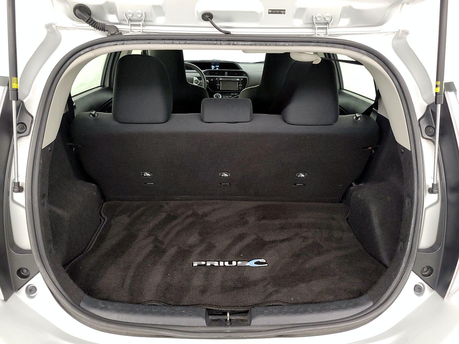 Thumbnail: 2015 Toyota Prius c - 18