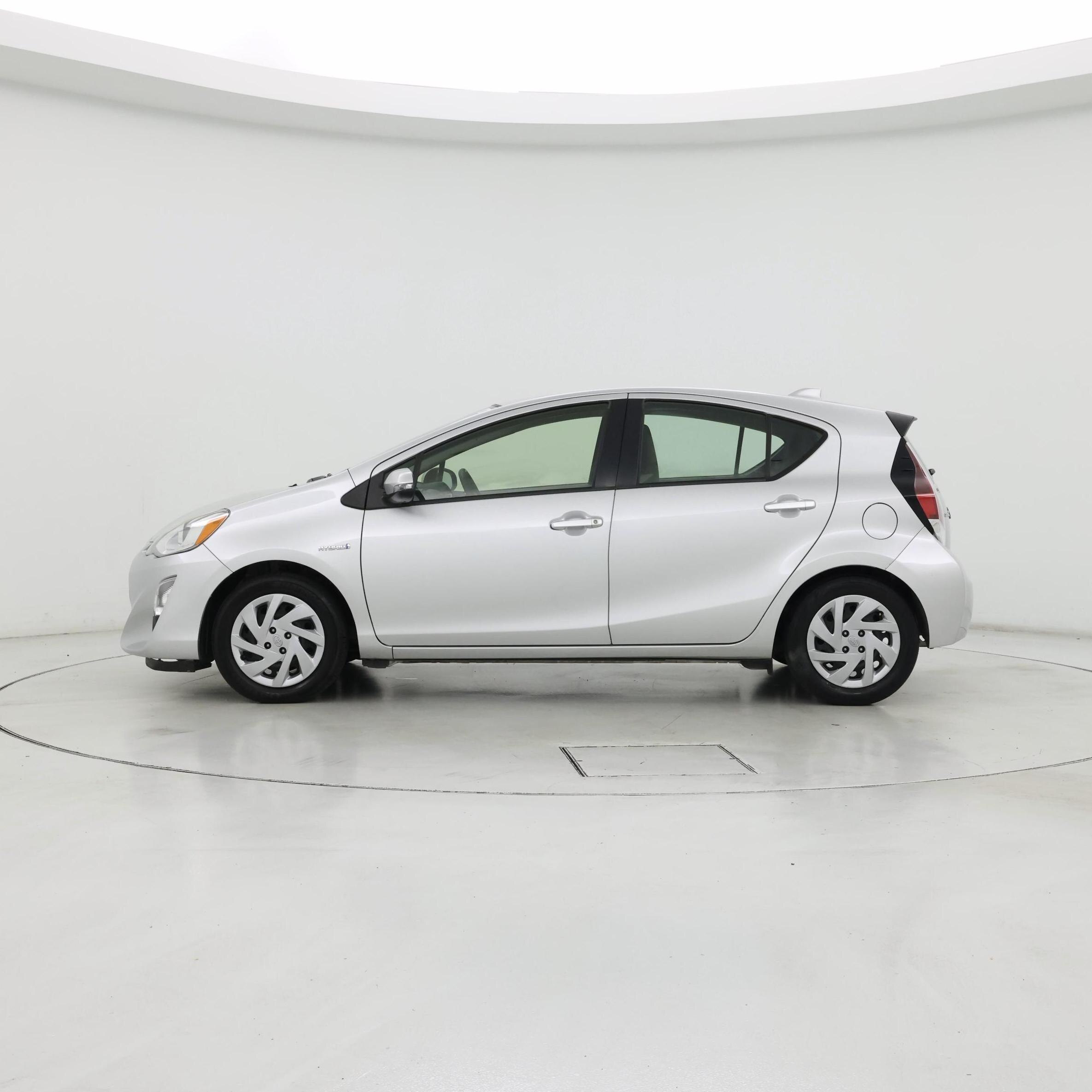 Thumbnail: 2015 Toyota Prius c - 3