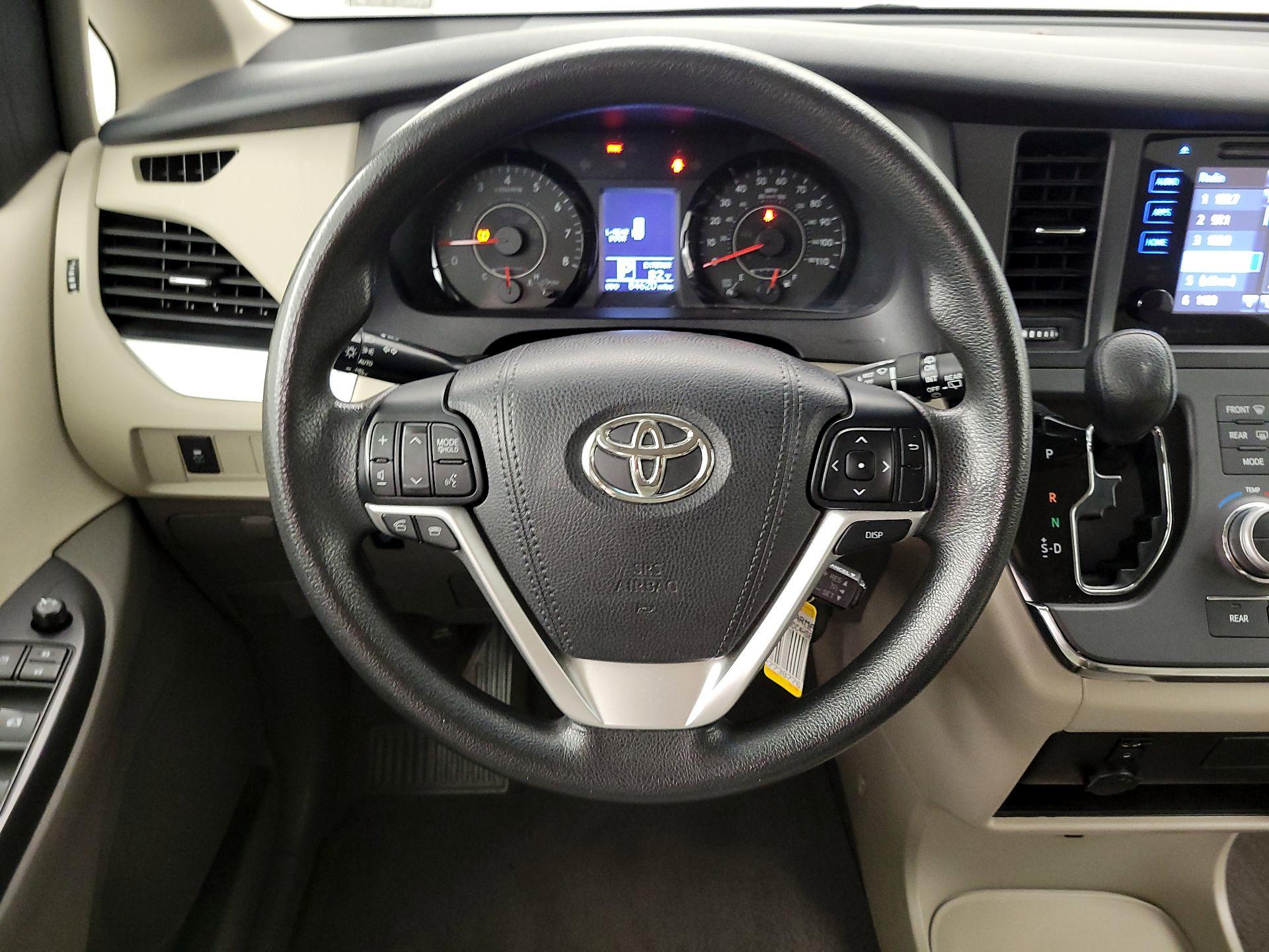 Thumbnail: 2017 Toyota Sienna - 10