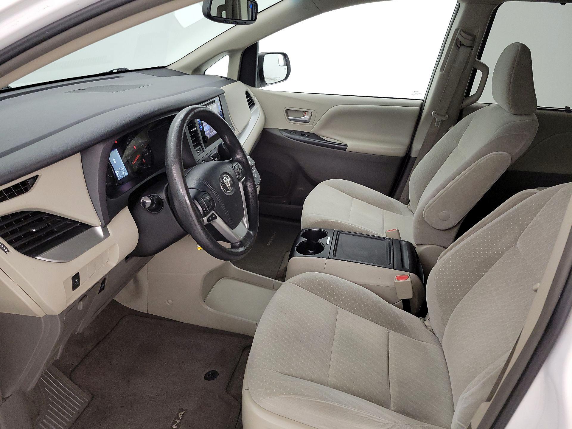 Thumbnail: 2017 Toyota Sienna - 11