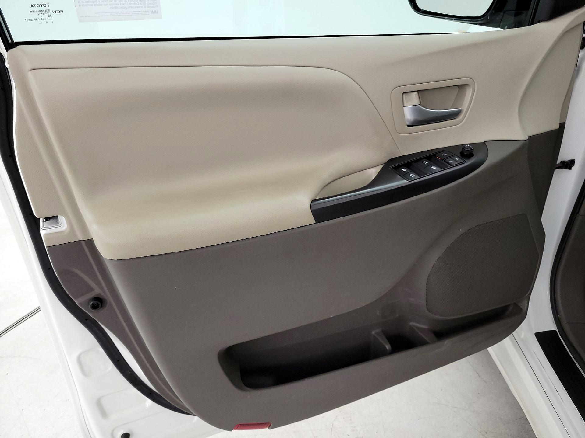 Thumbnail: 2017 Toyota Sienna - 12
