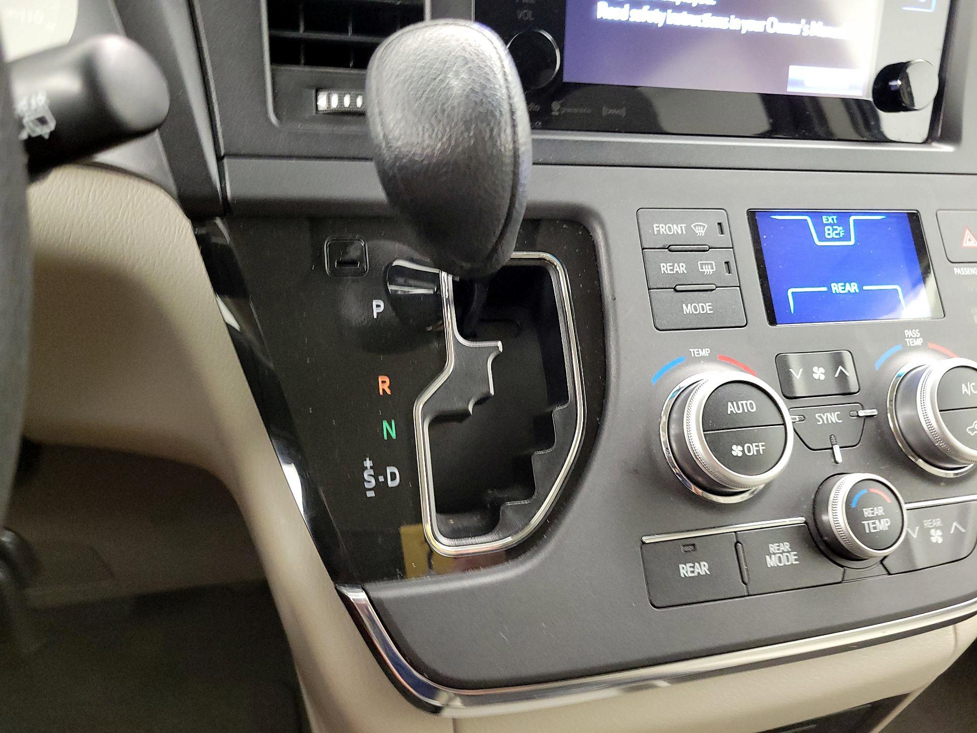 Thumbnail: 2017 Toyota Sienna - 17