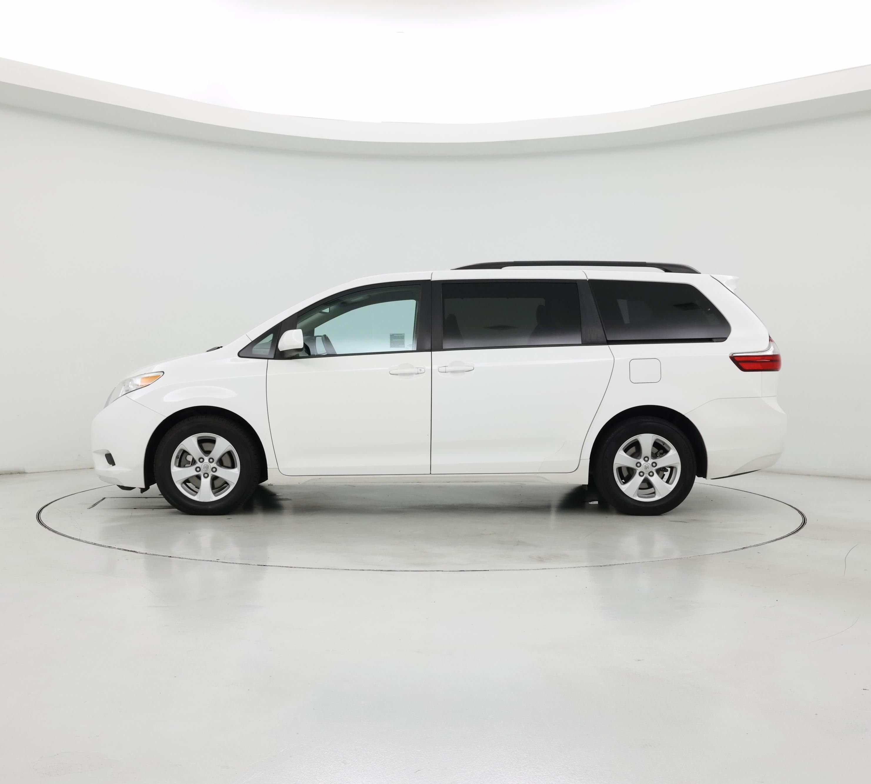 Thumbnail: 2017 Toyota Sienna - 3