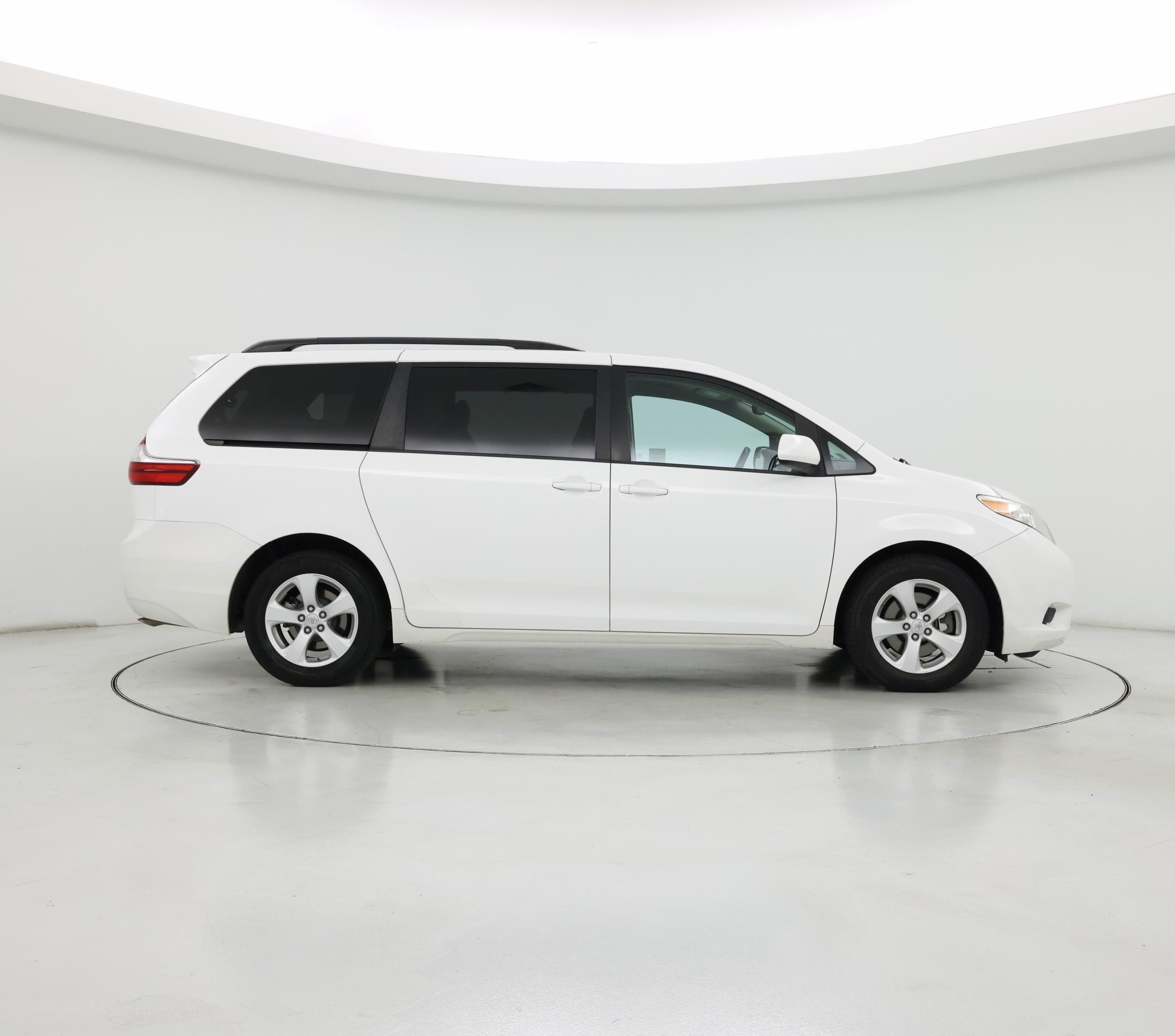 Thumbnail: 2017 Toyota Sienna - 7