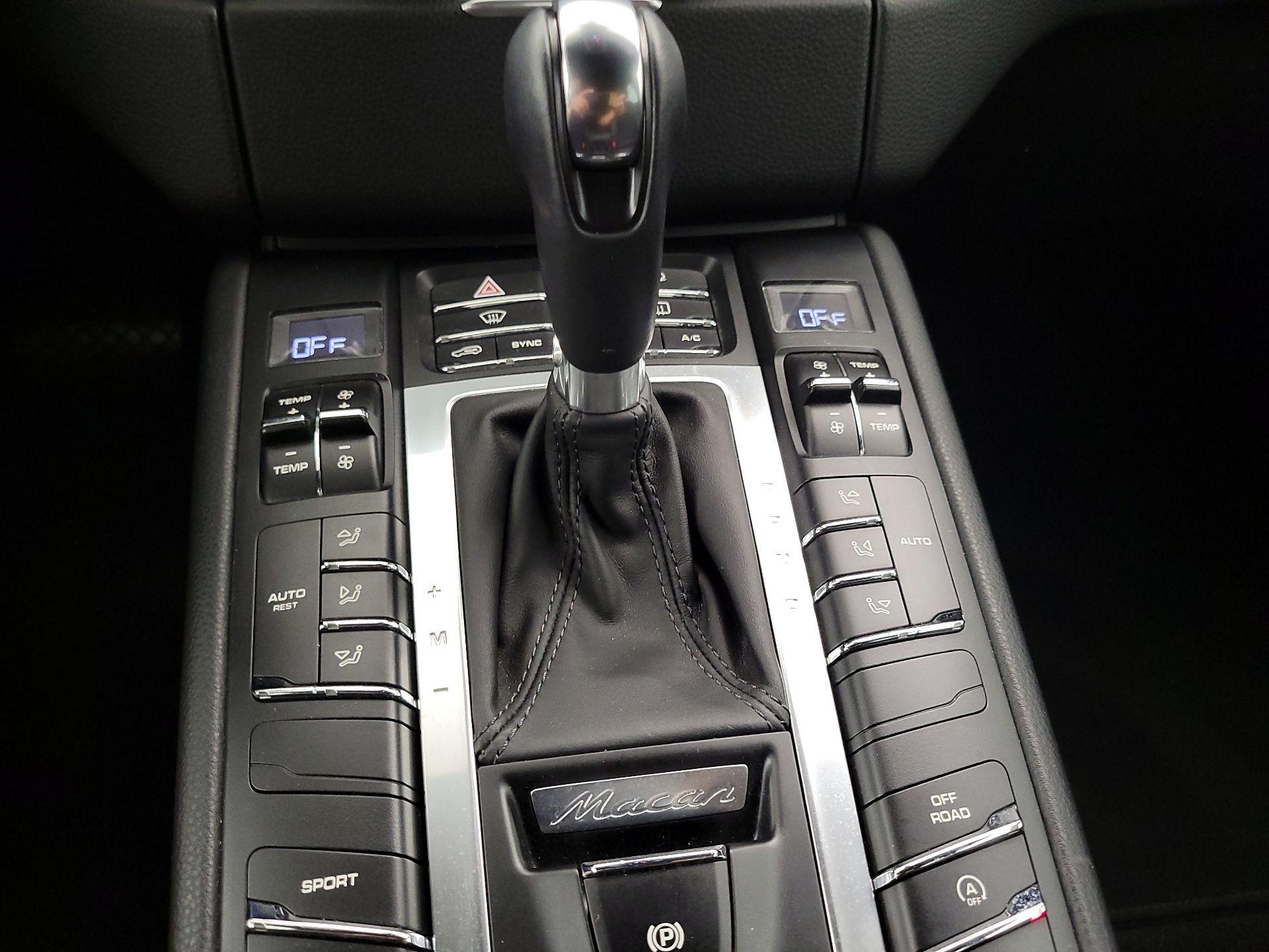 Thumbnail: 2015 Porsche Macan - 18