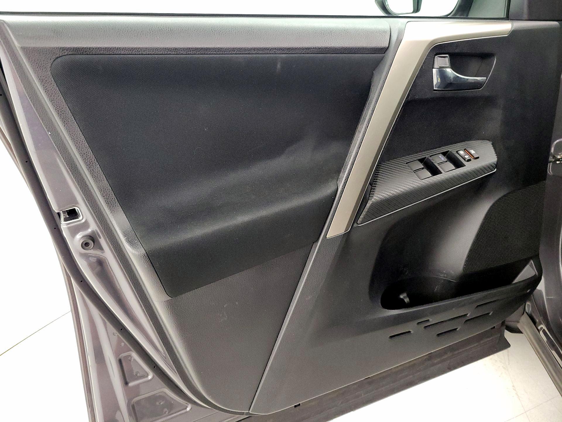 Thumbnail: 2015 Toyota RAV4 - 12