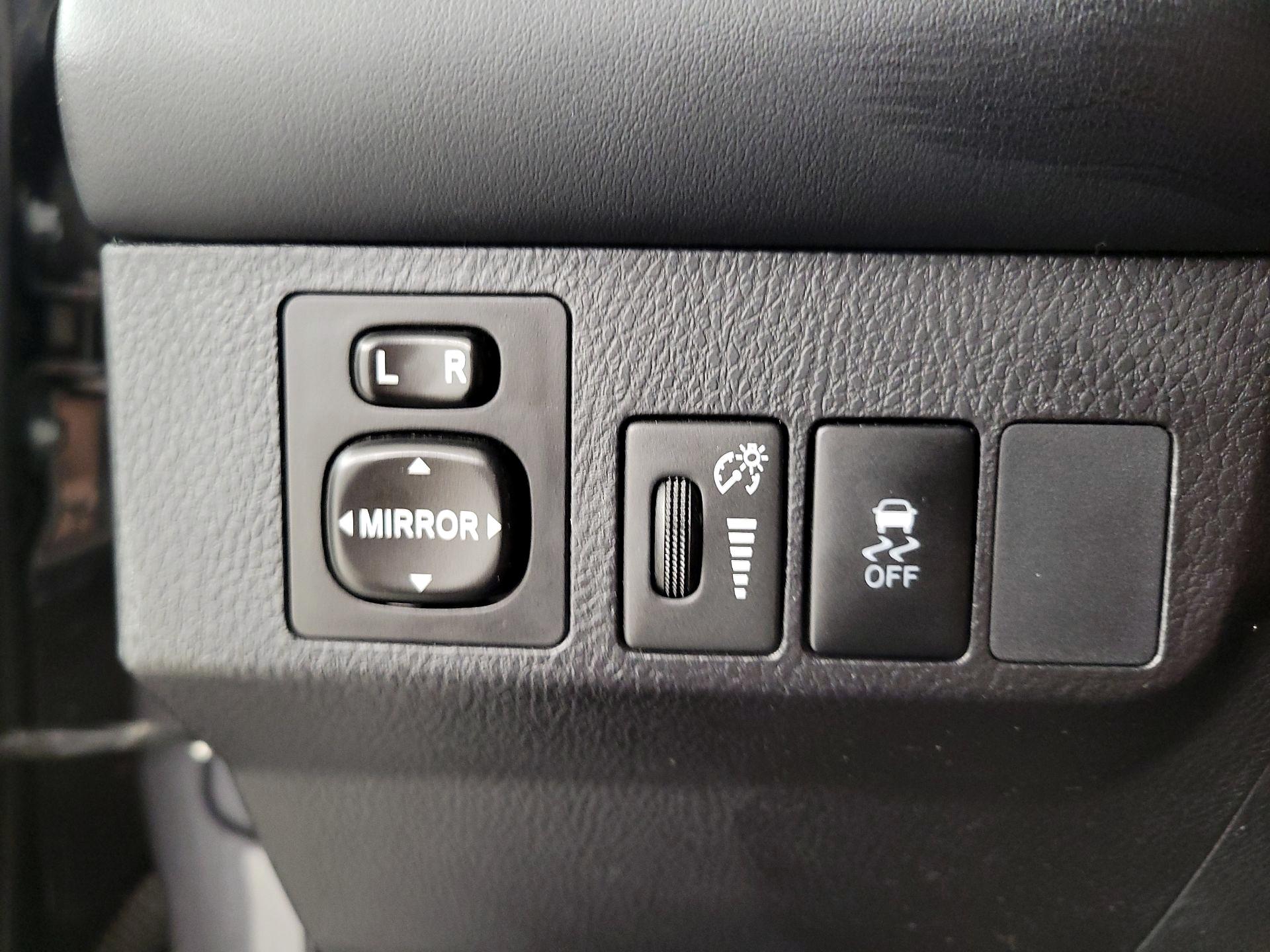 Thumbnail: 2015 Toyota RAV4 - 13