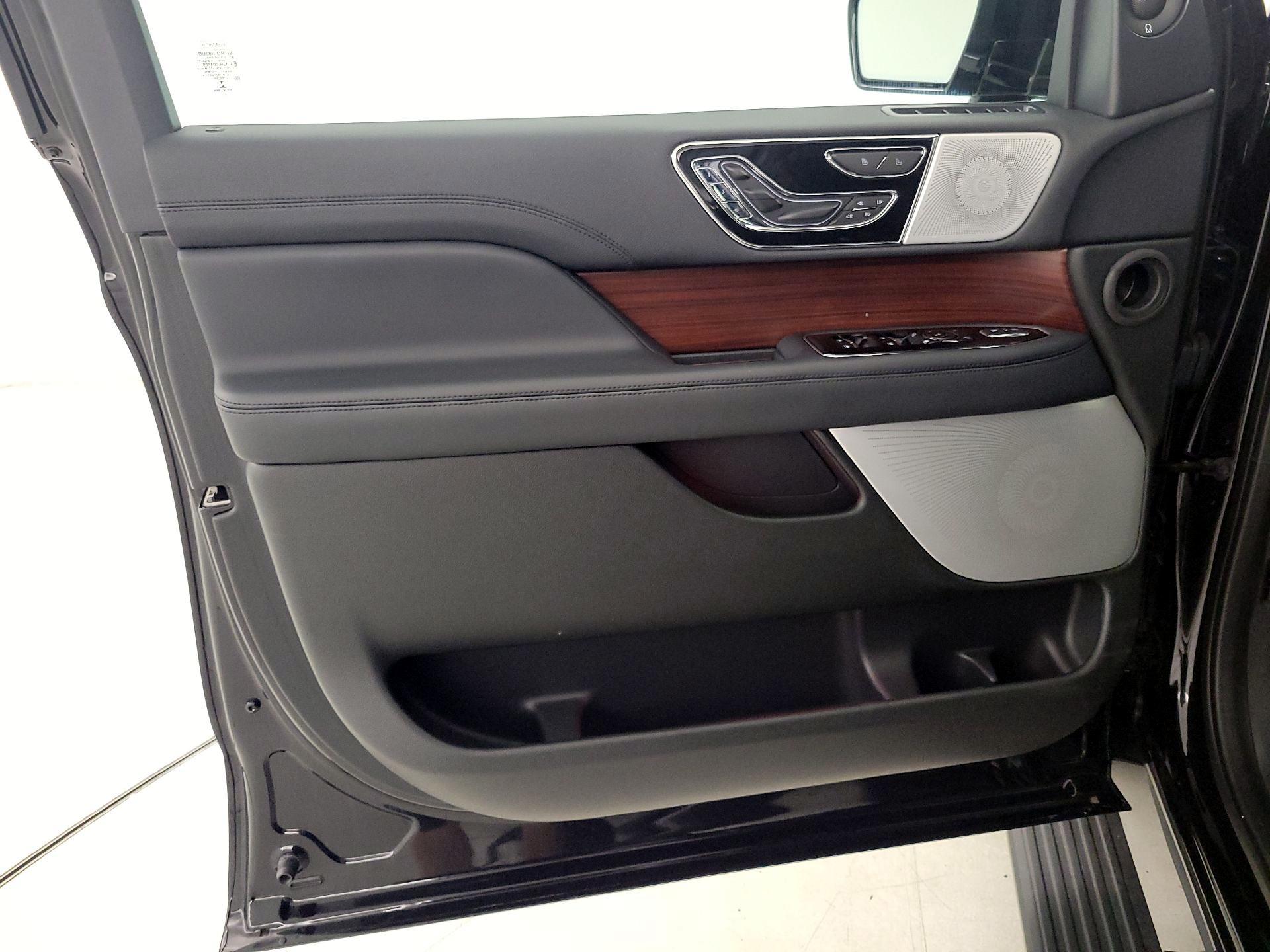 Thumbnail: 2023 Lincoln Navigator - 12
