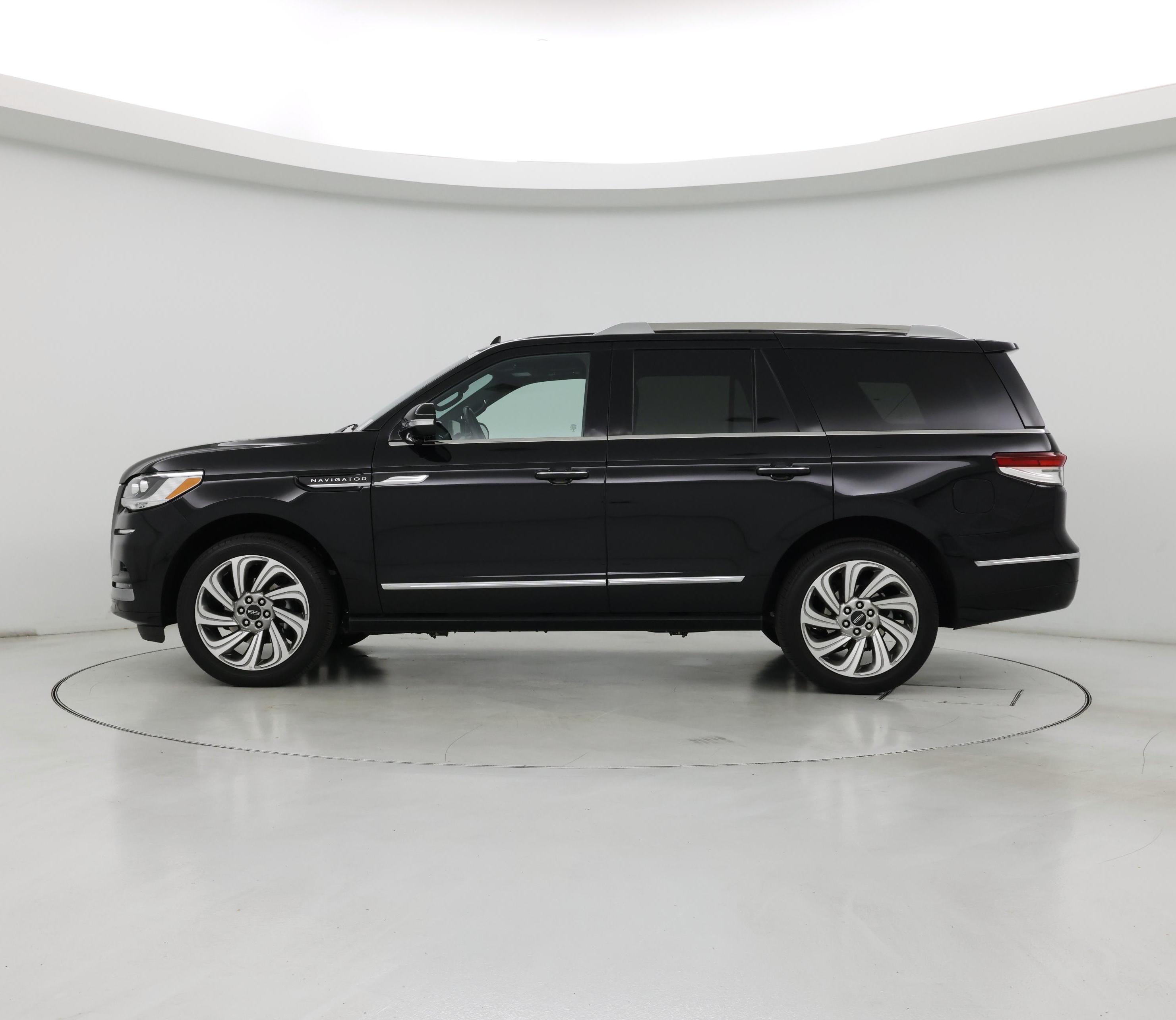 Thumbnail: 2023 Lincoln Navigator - 3