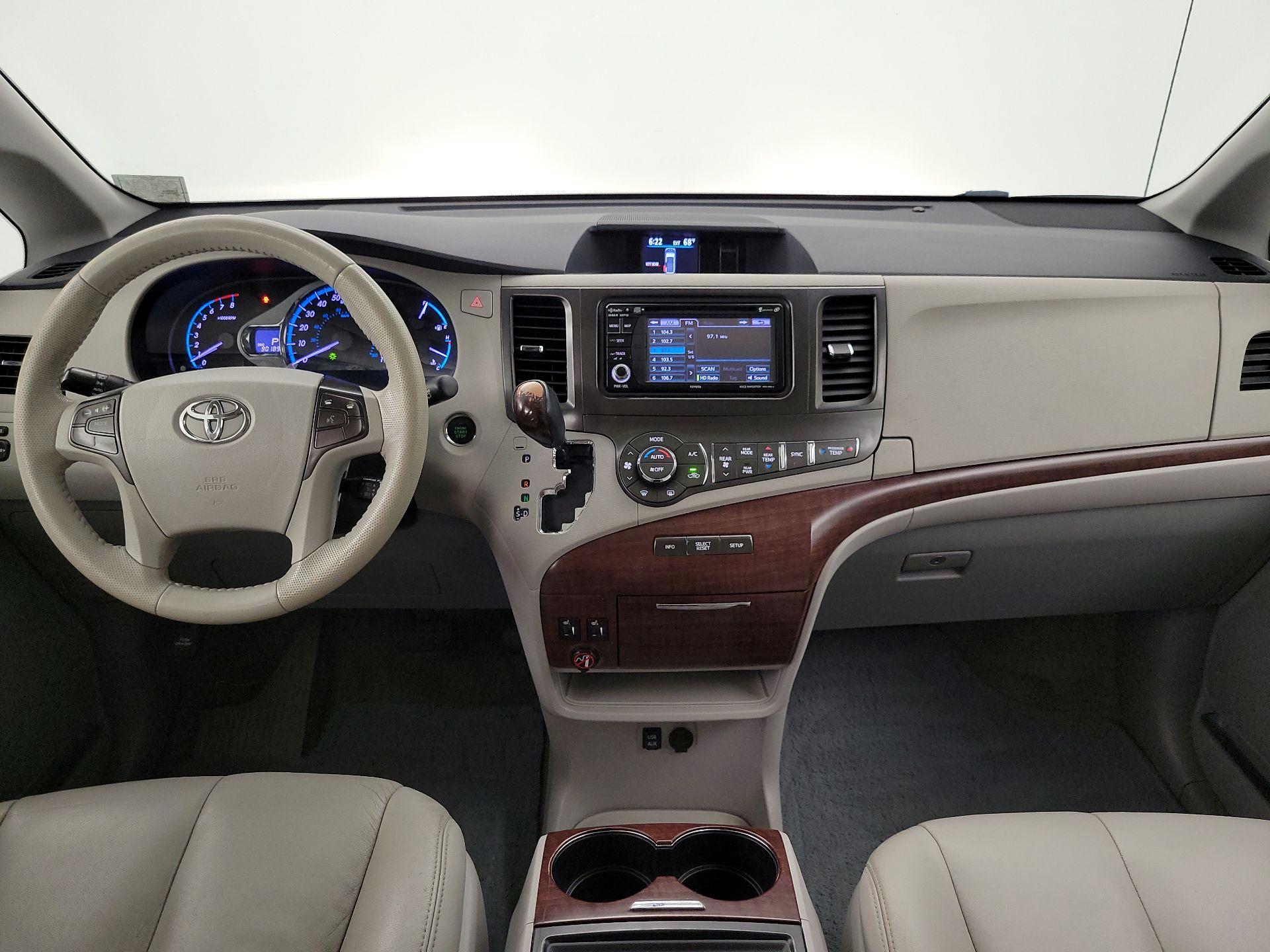 Thumbnail: 2014 Toyota Sienna - 9