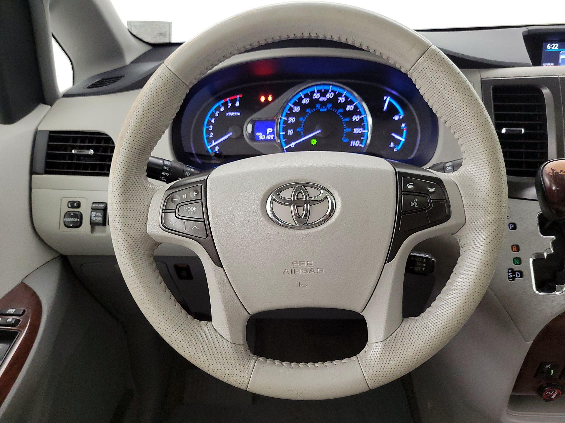 Thumbnail: 2014 Toyota Sienna - 10