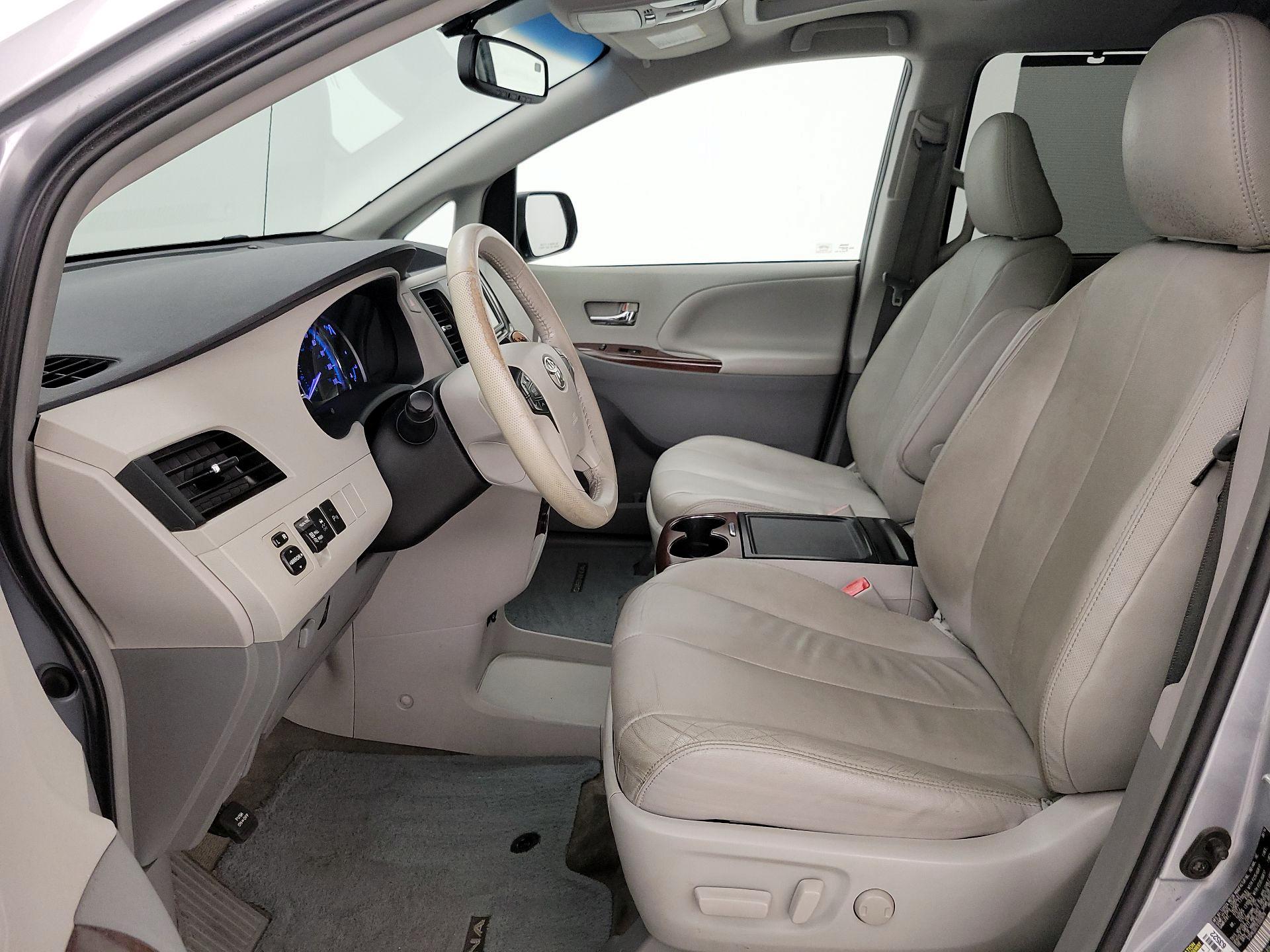 Thumbnail: 2014 Toyota Sienna - 11