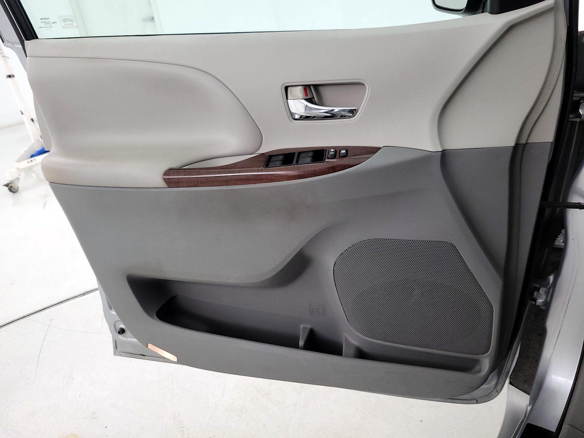 Thumbnail: 2014 Toyota Sienna - 12