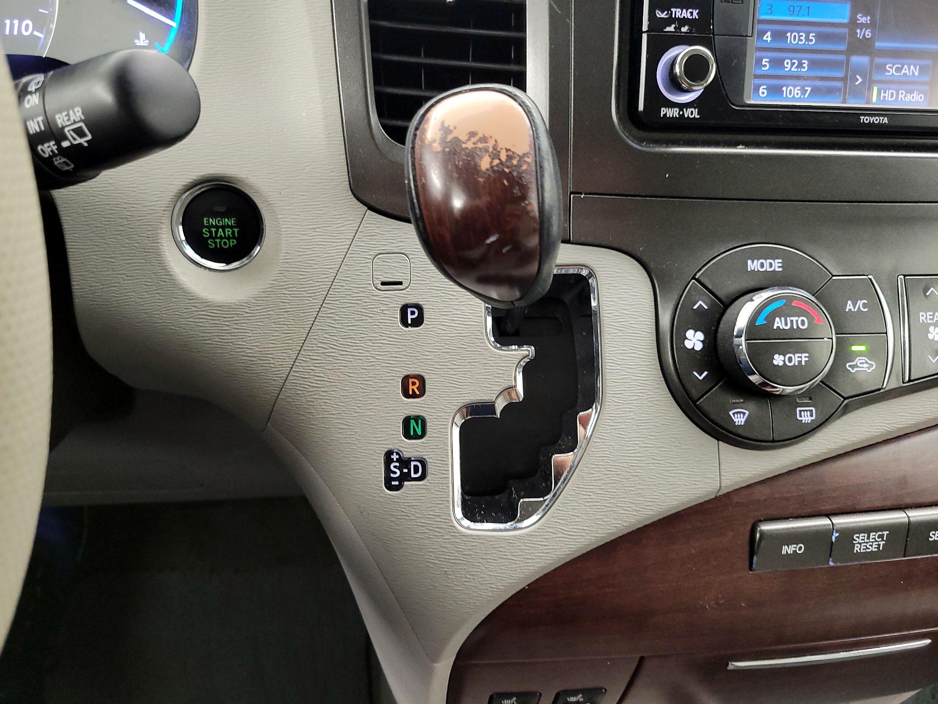 Thumbnail: 2014 Toyota Sienna - 18