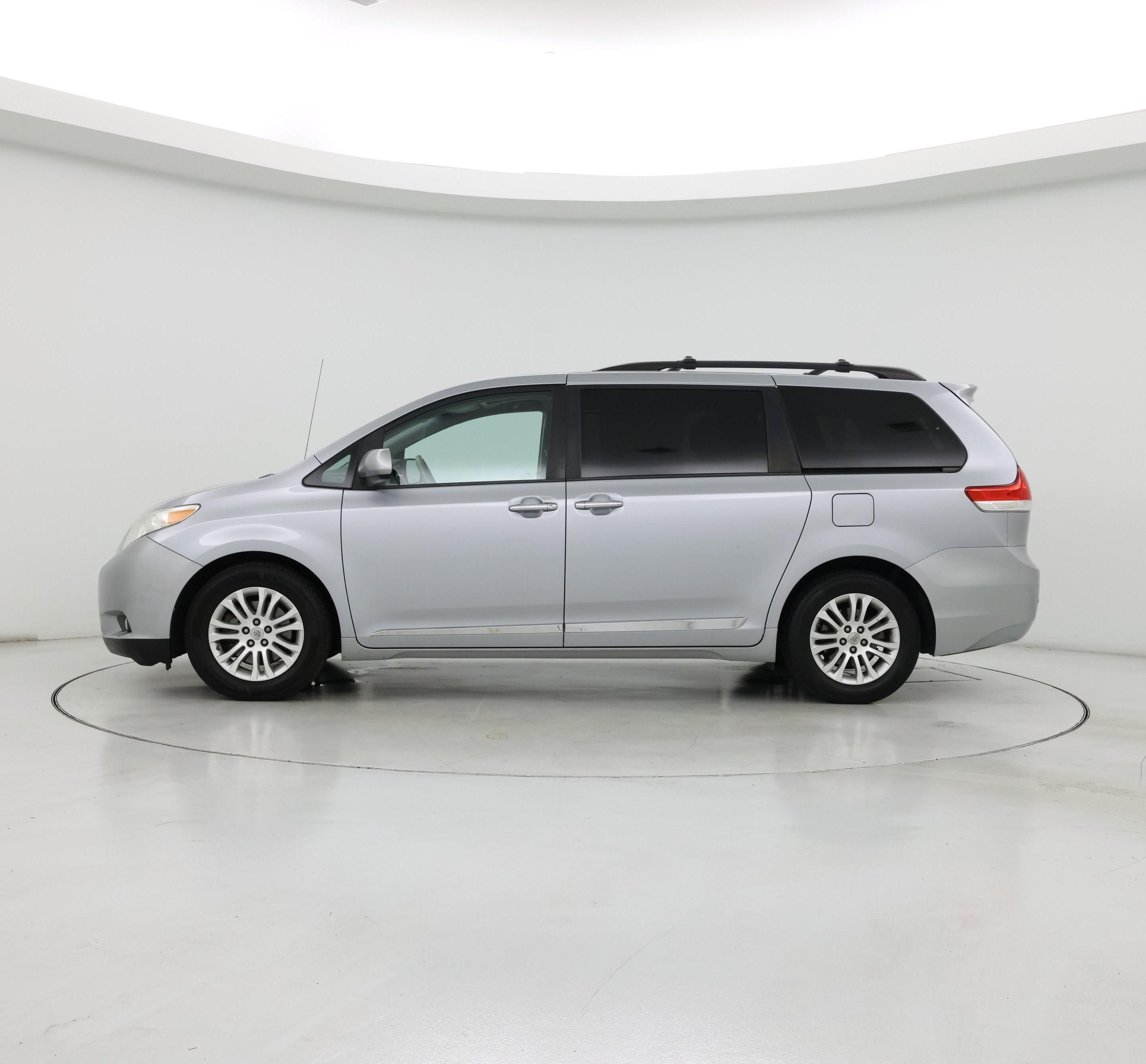 Thumbnail: 2014 Toyota Sienna - 3