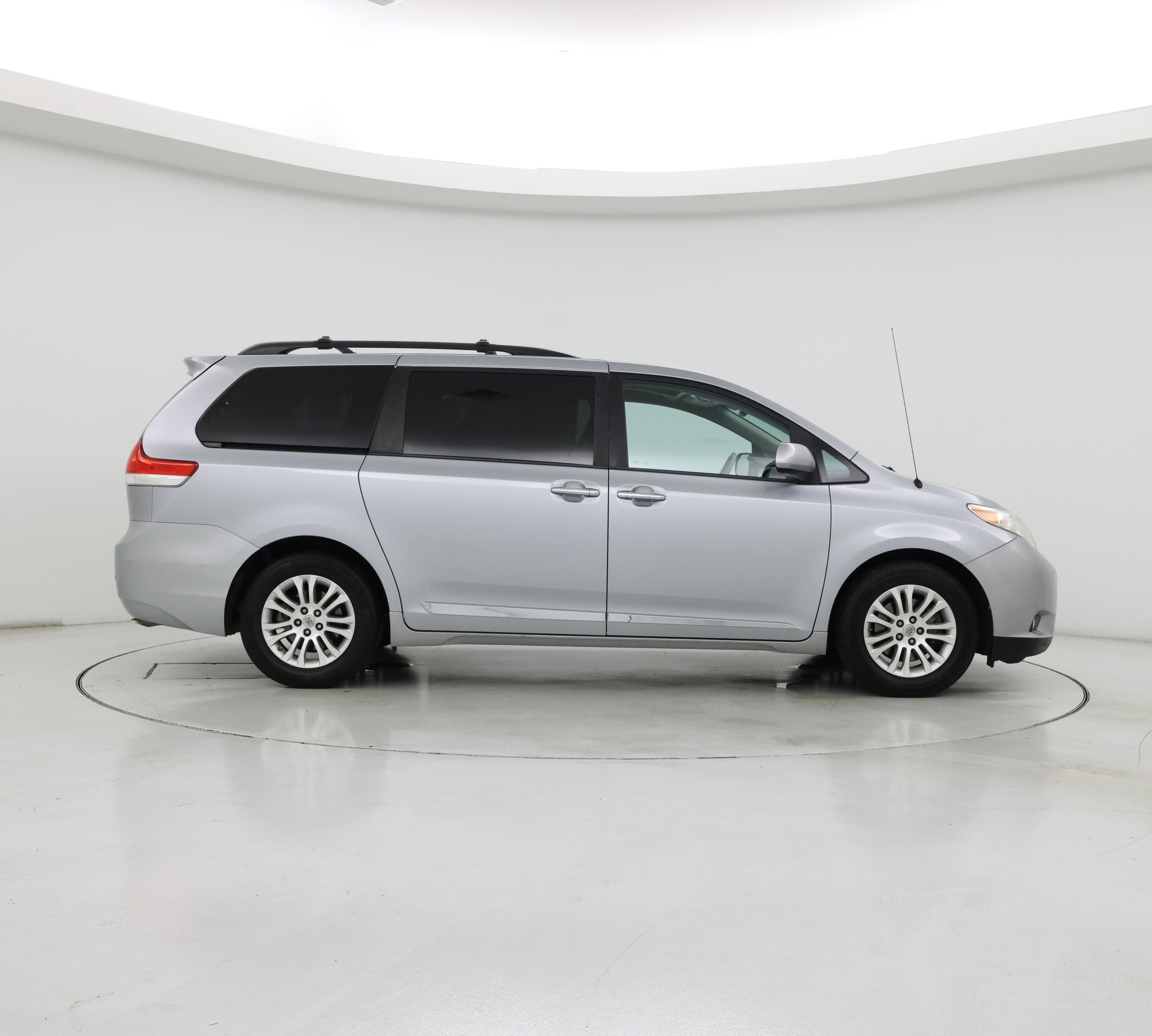 Thumbnail: 2014 Toyota Sienna - 7