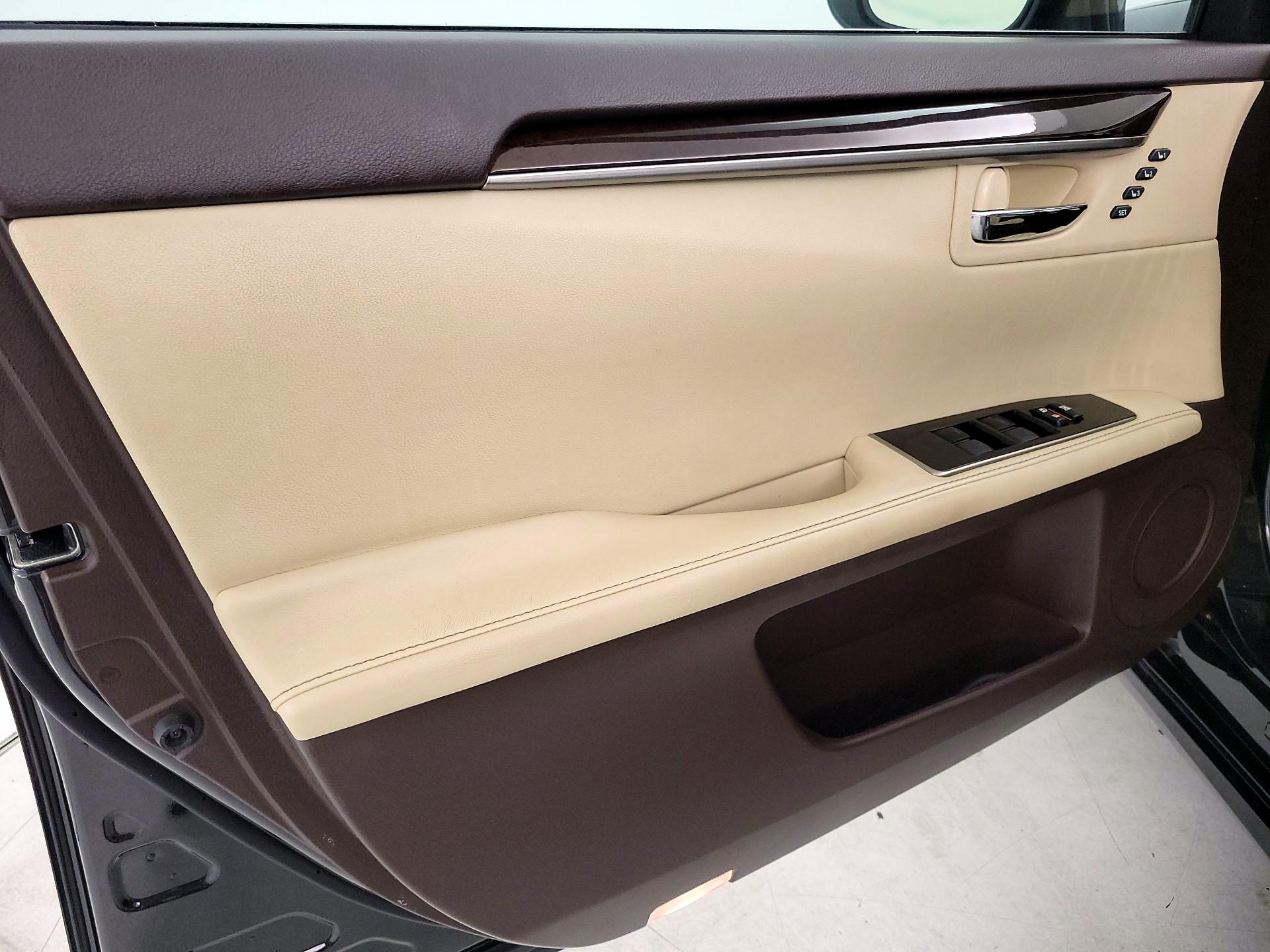 Thumbnail: 2018 Lexus ES - 12