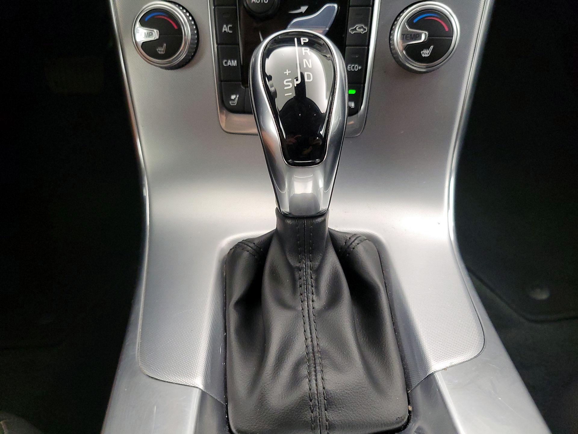 Thumbnail: 2018 Volvo V60 - 18