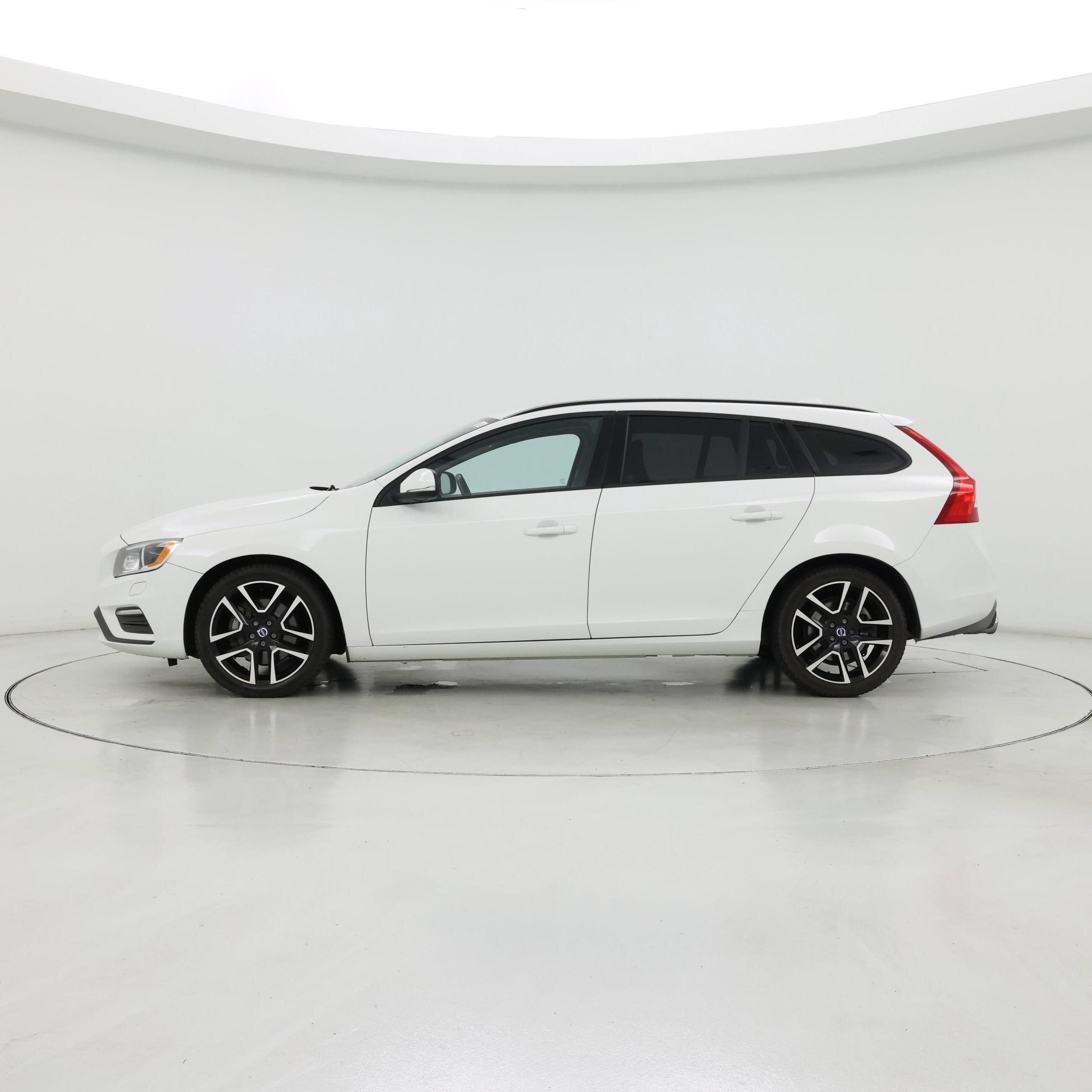 Thumbnail: 2018 Volvo V60 - 3