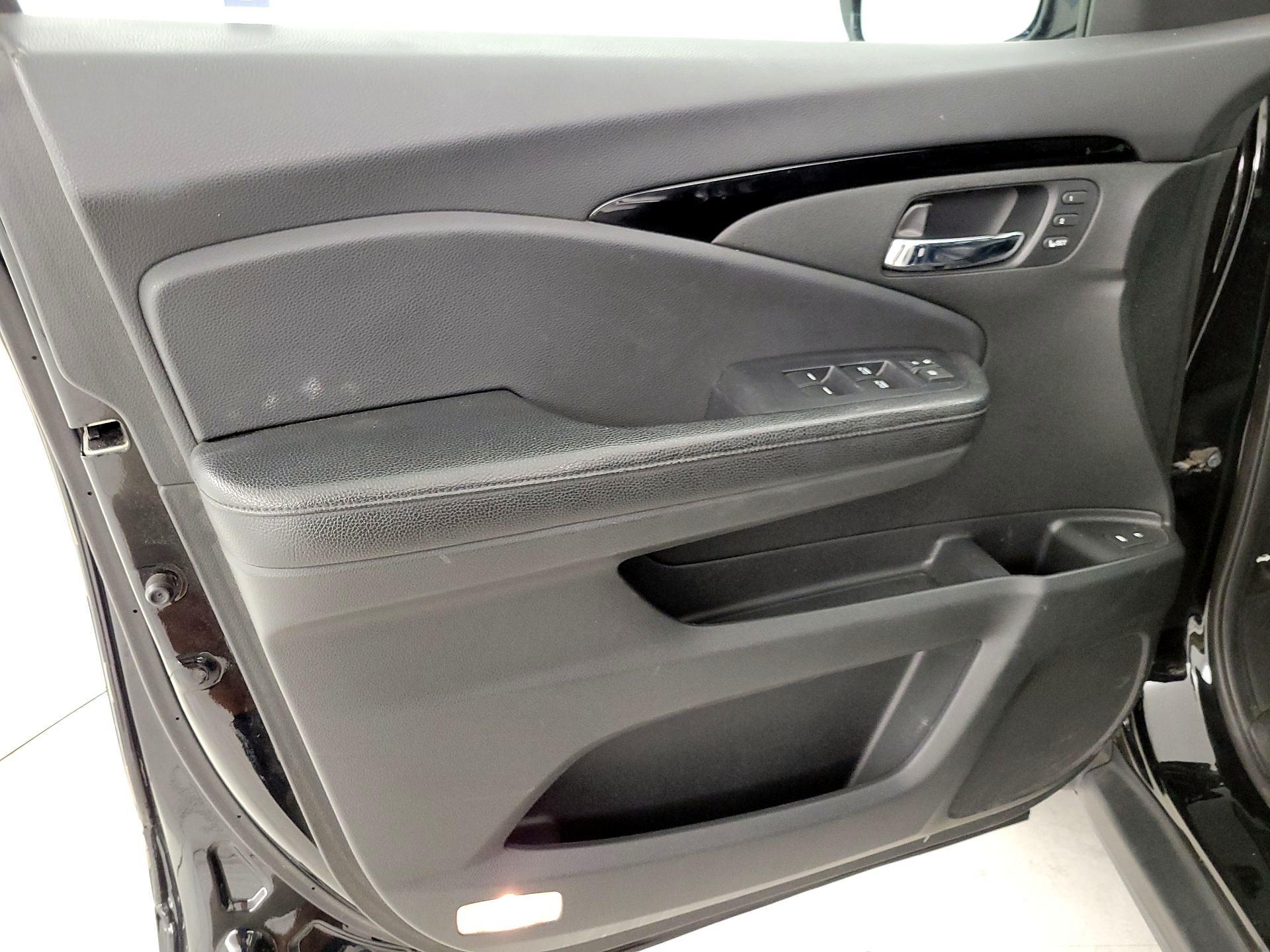 Thumbnail: 2017 Honda Pilot - 12