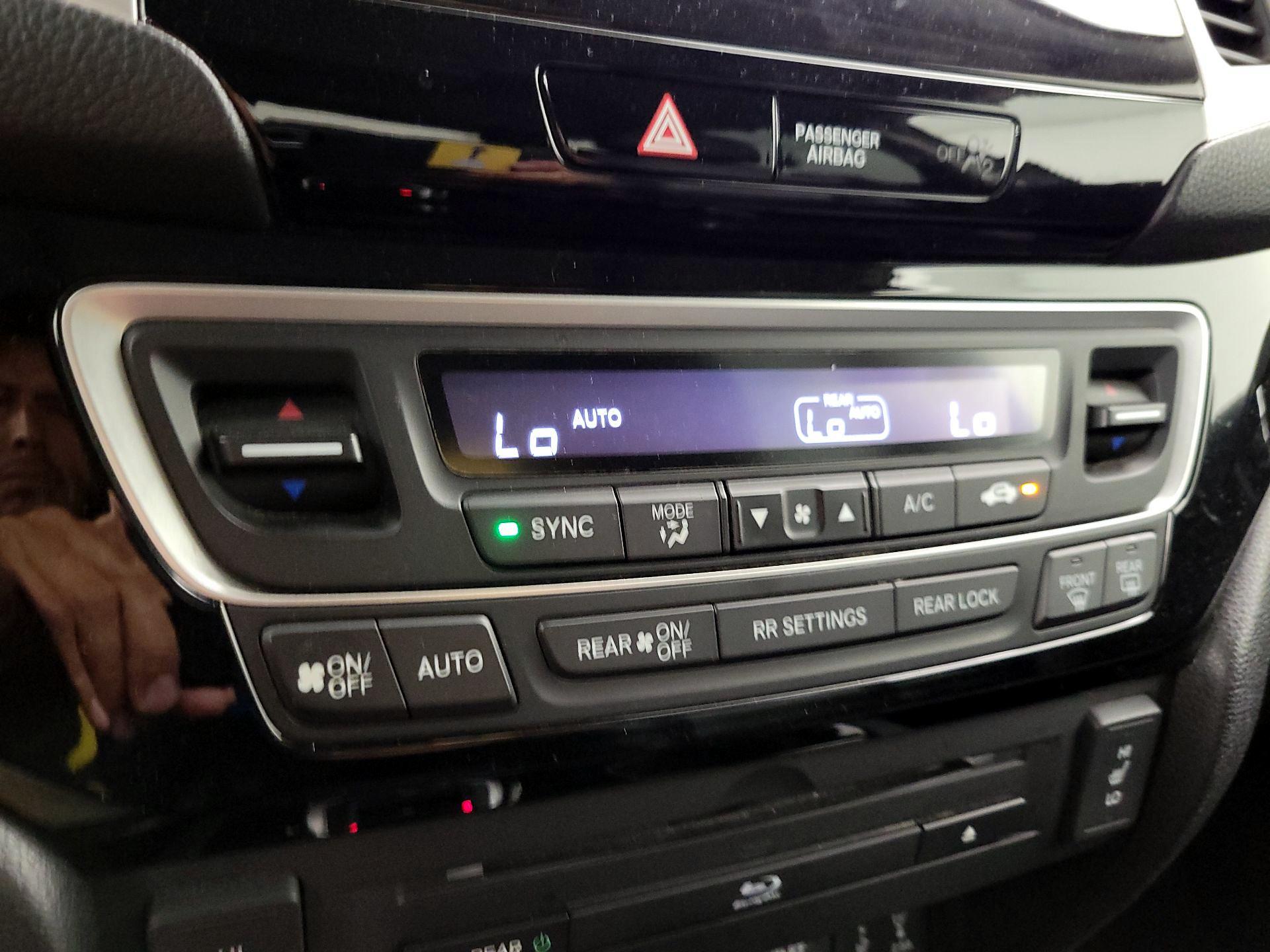 Thumbnail: 2017 Honda Pilot - 17