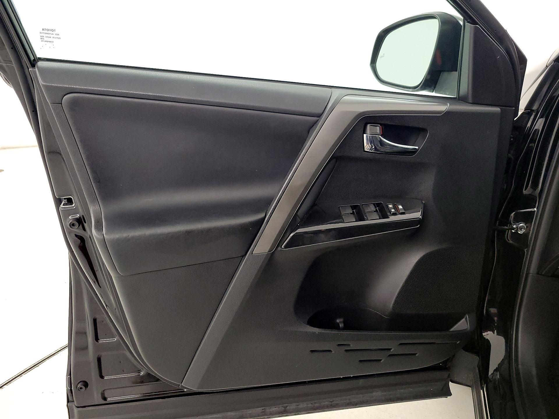 Thumbnail: 2016 Toyota RAV4 - 12