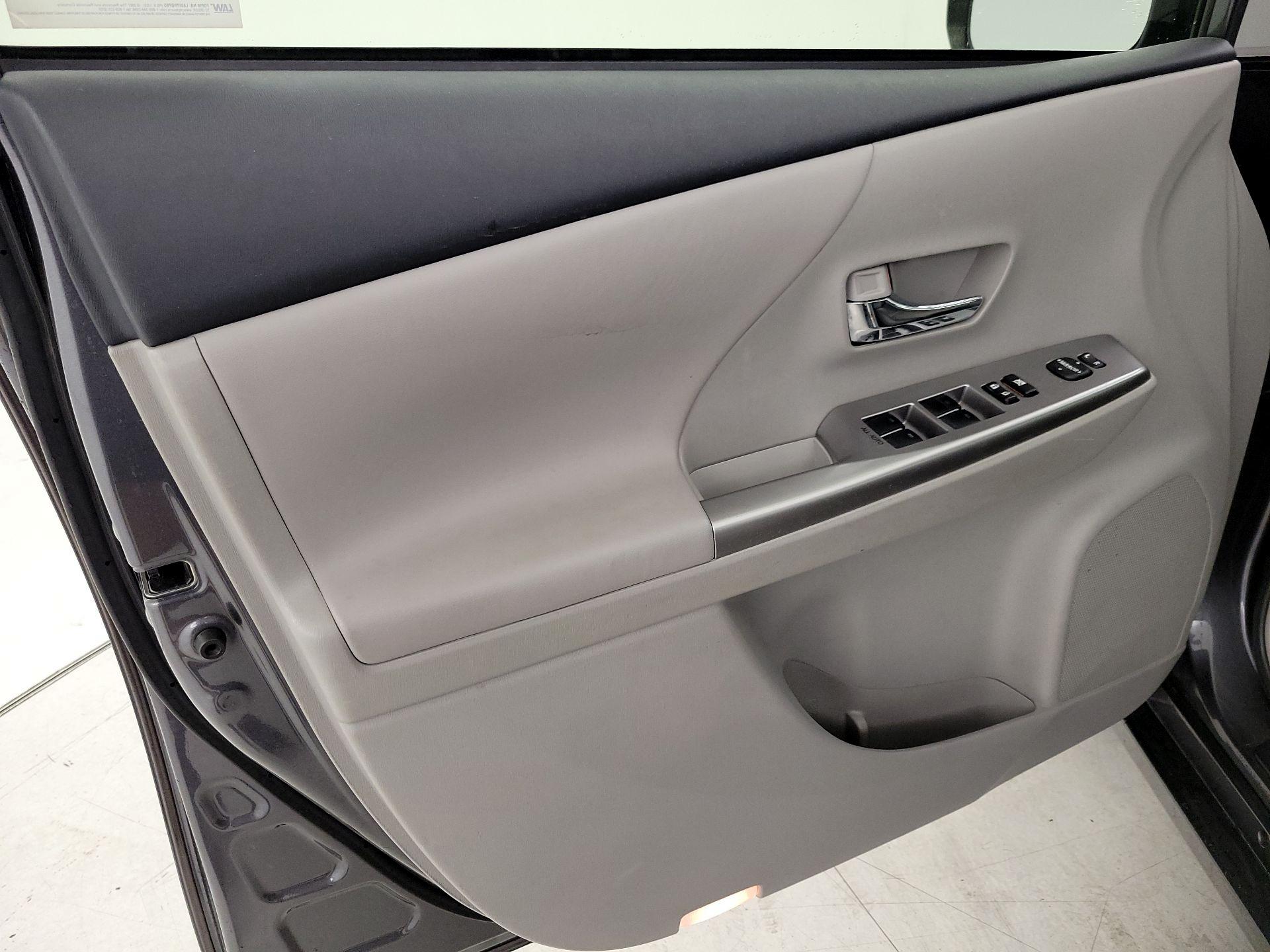 Thumbnail: 2016 Toyota Prius v - 12