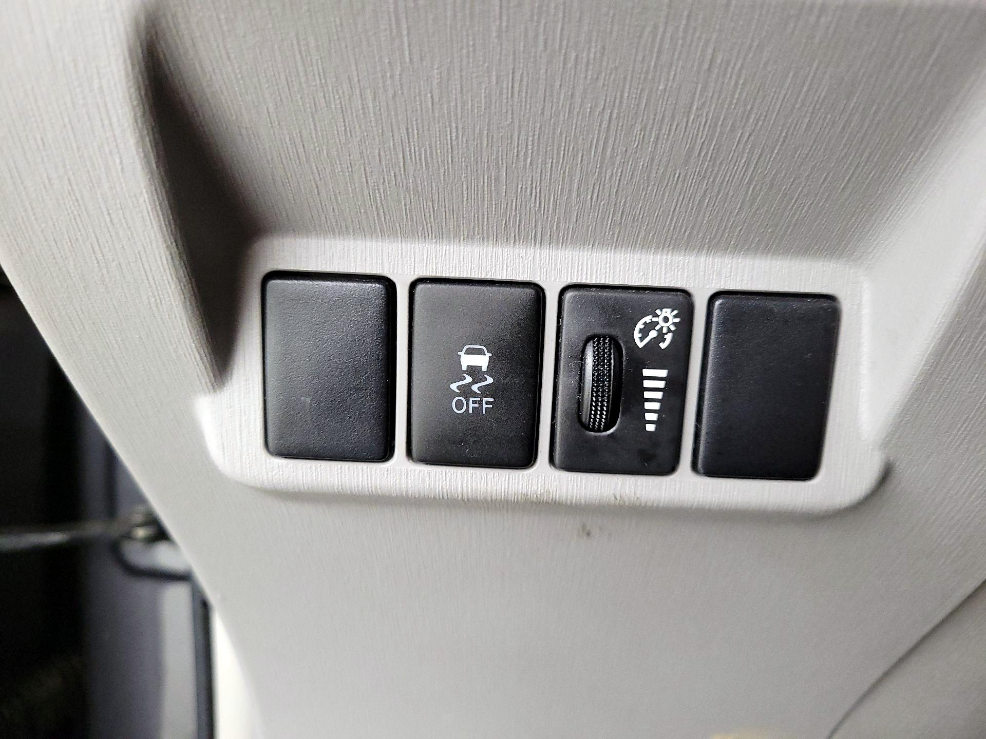 Thumbnail: 2016 Toyota Prius v - 13