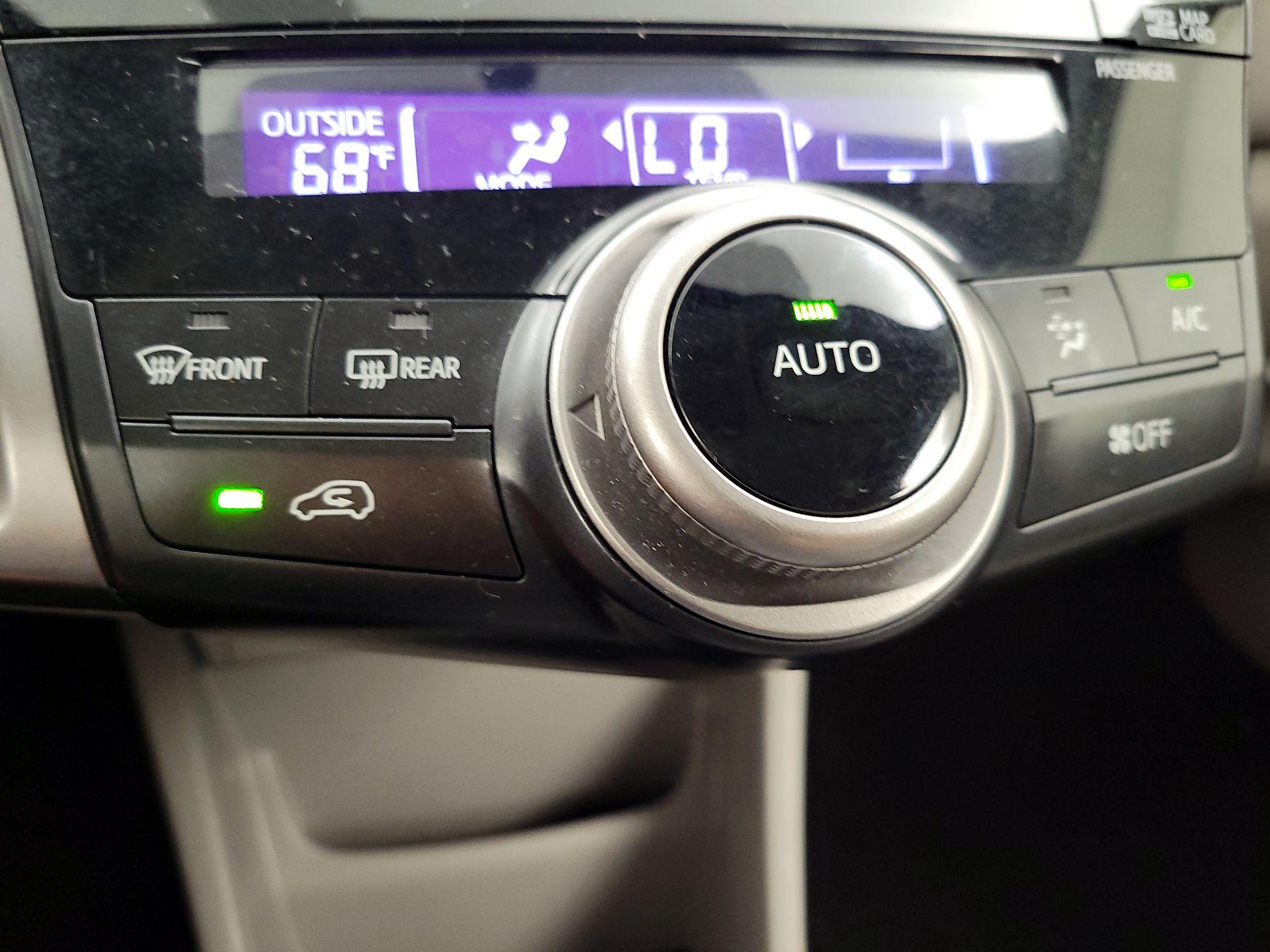 Thumbnail: 2016 Toyota Prius v - 17