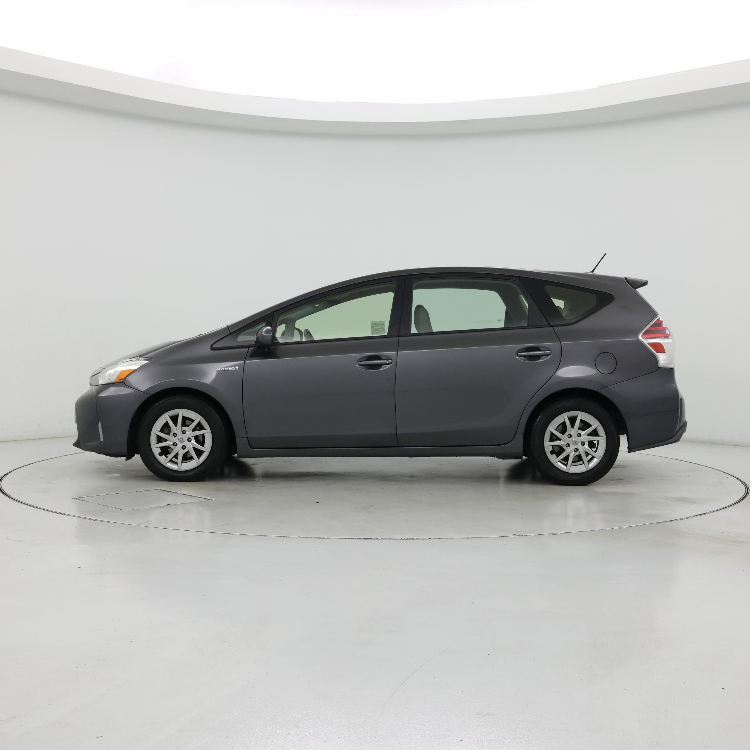 Thumbnail: 2016 Toyota Prius v - 3