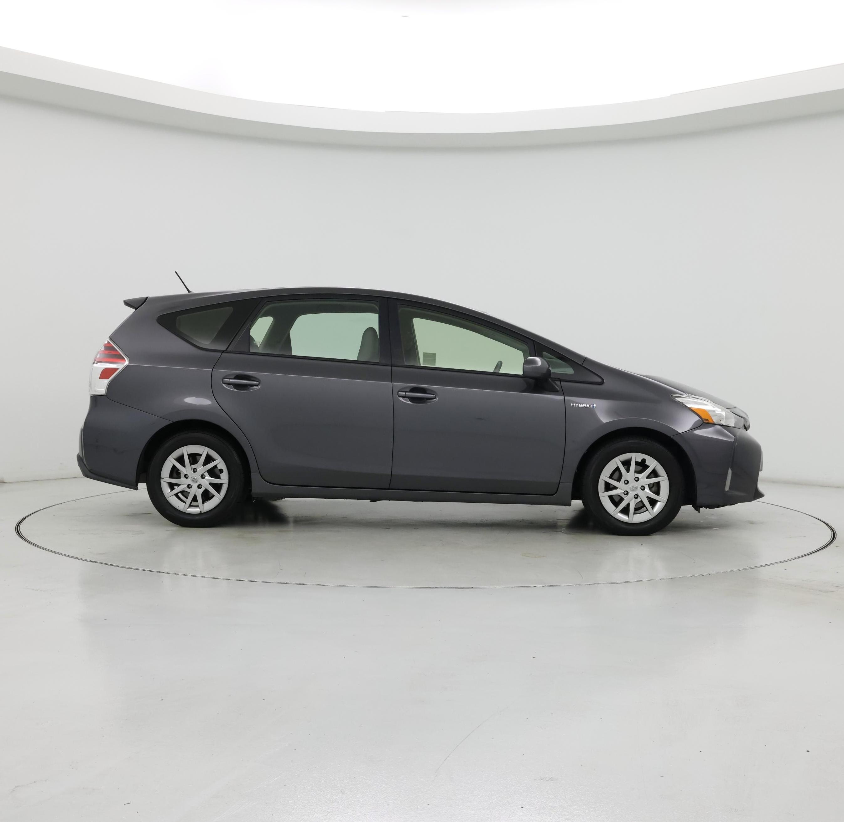Thumbnail: 2016 Toyota Prius v - 7