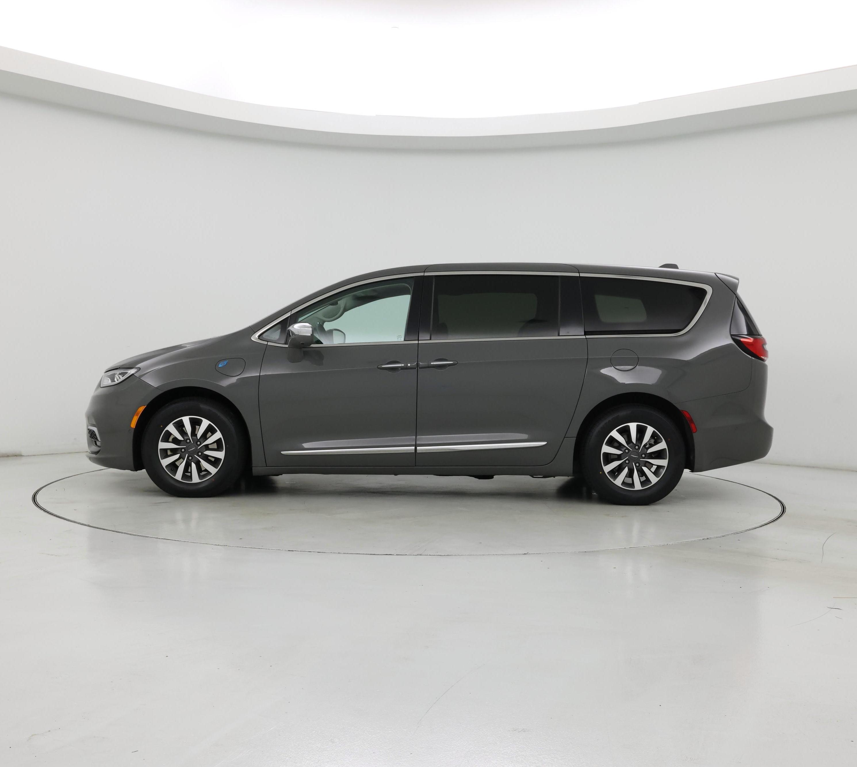 Thumbnail: 2022 Chrysler Pacifica - 3