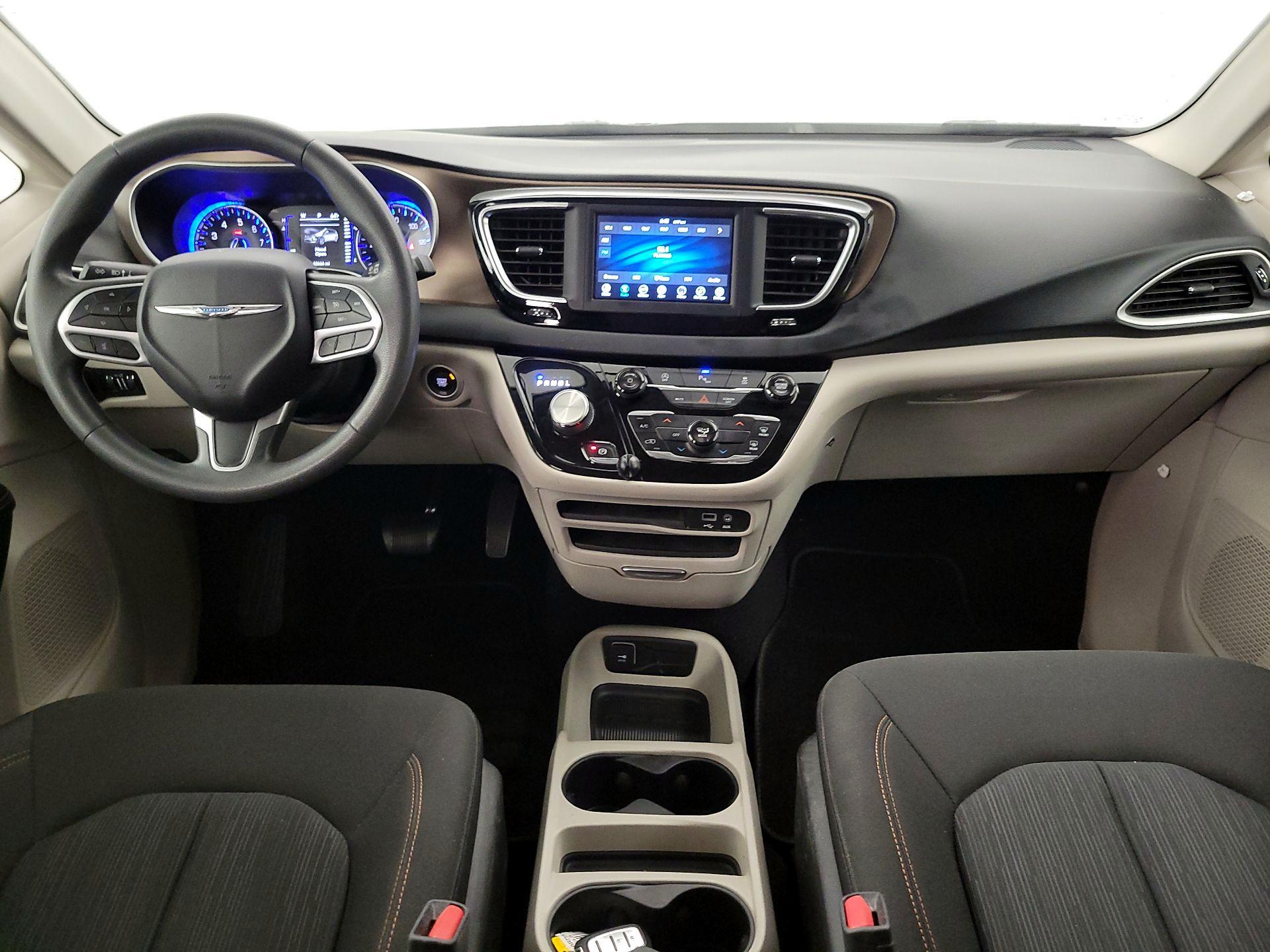 Thumbnail: 2018 Chrysler Pacifica - 9