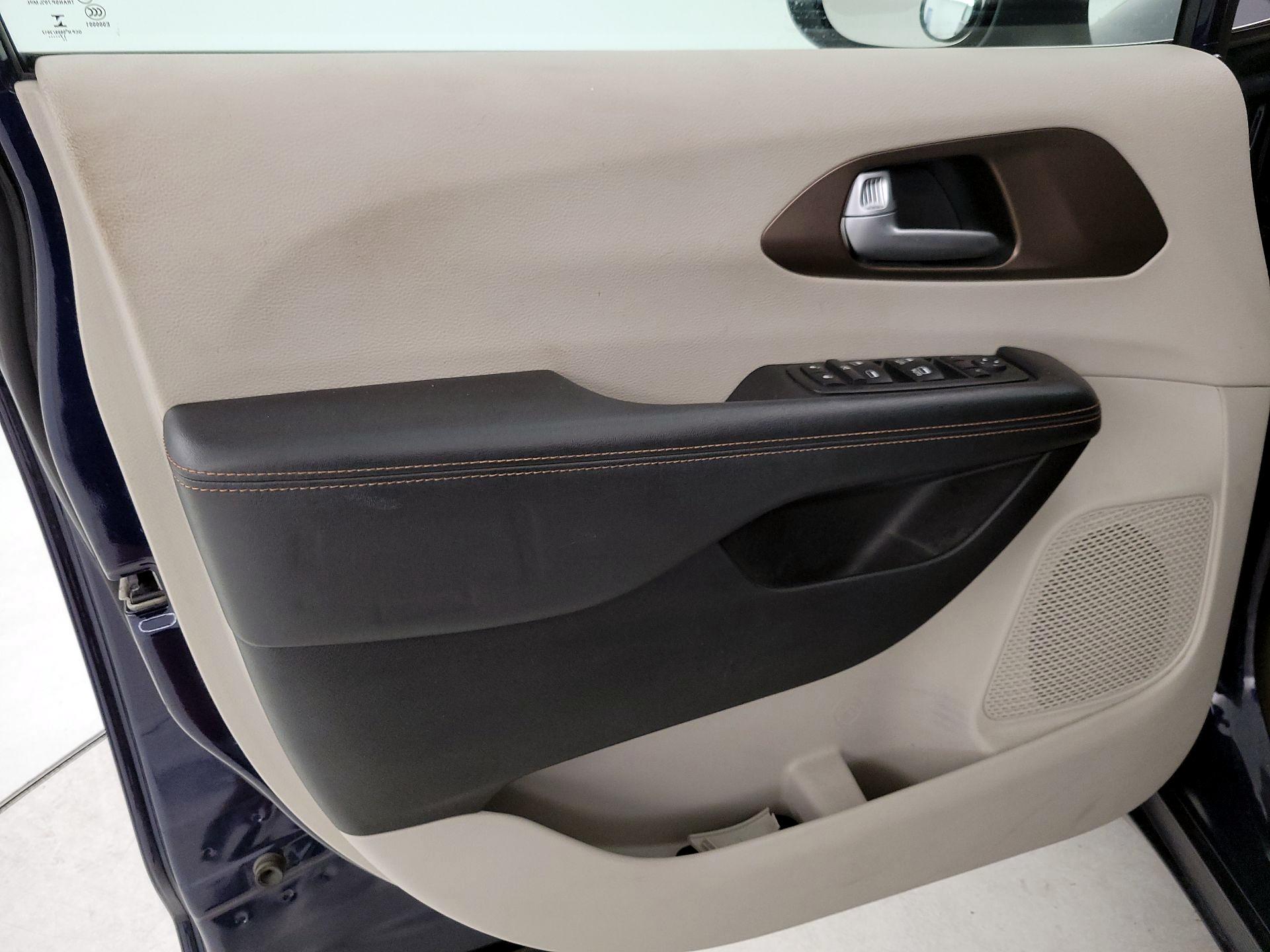 Thumbnail: 2018 Chrysler Pacifica - 12